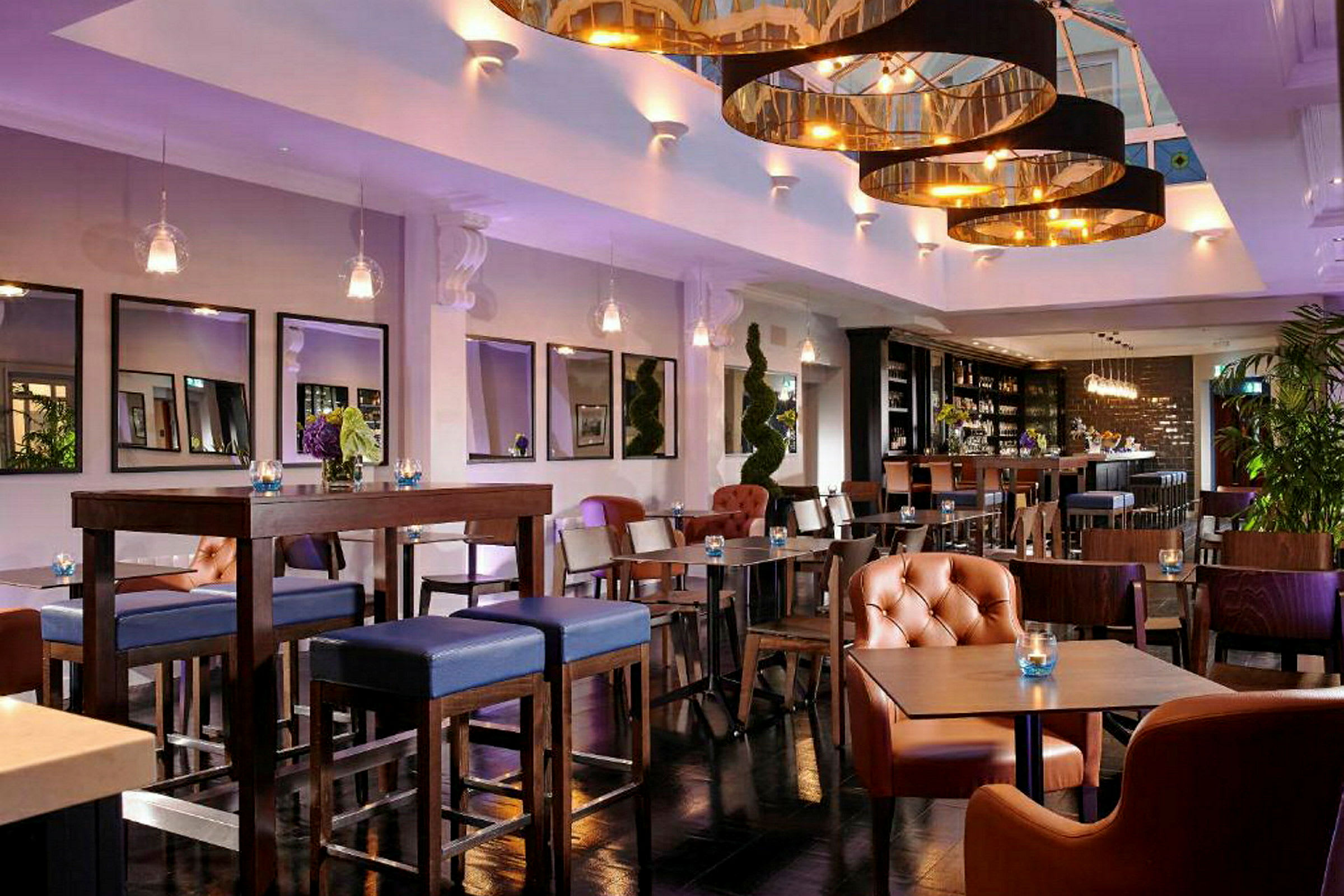 En elegant restaurant med moderne møbler og dæmpet belysning. (AI-genereret tekst)