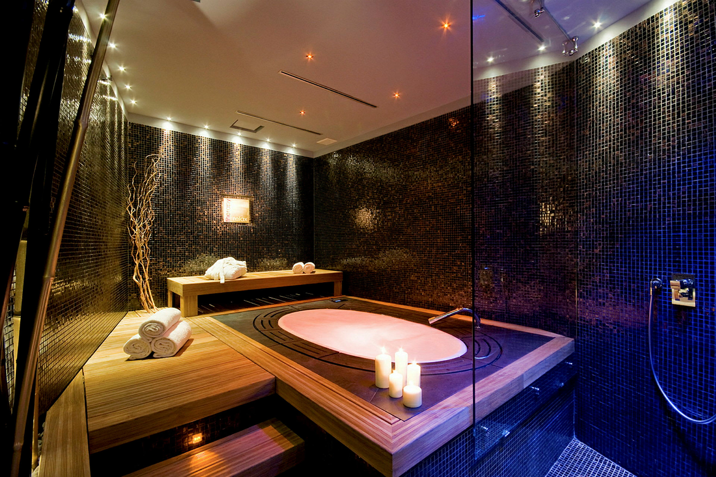Et elegant spa-rum med indbygget jacuzzi, trædetaljer og blød belysning. (AI-genereret tekst)