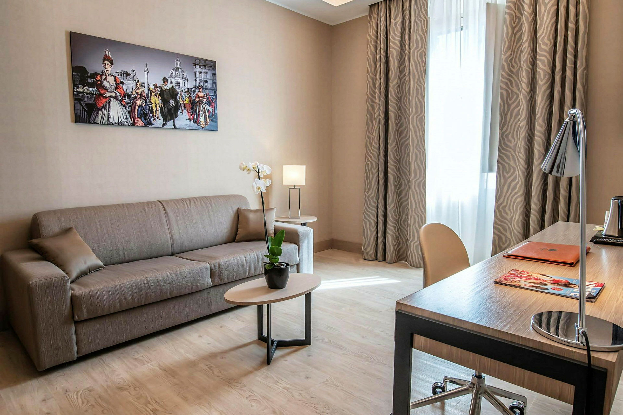 En velindrettet dagligstue med sofa og skrivebord, dekoreret med billeder og planter. (AI-genereret tekst)