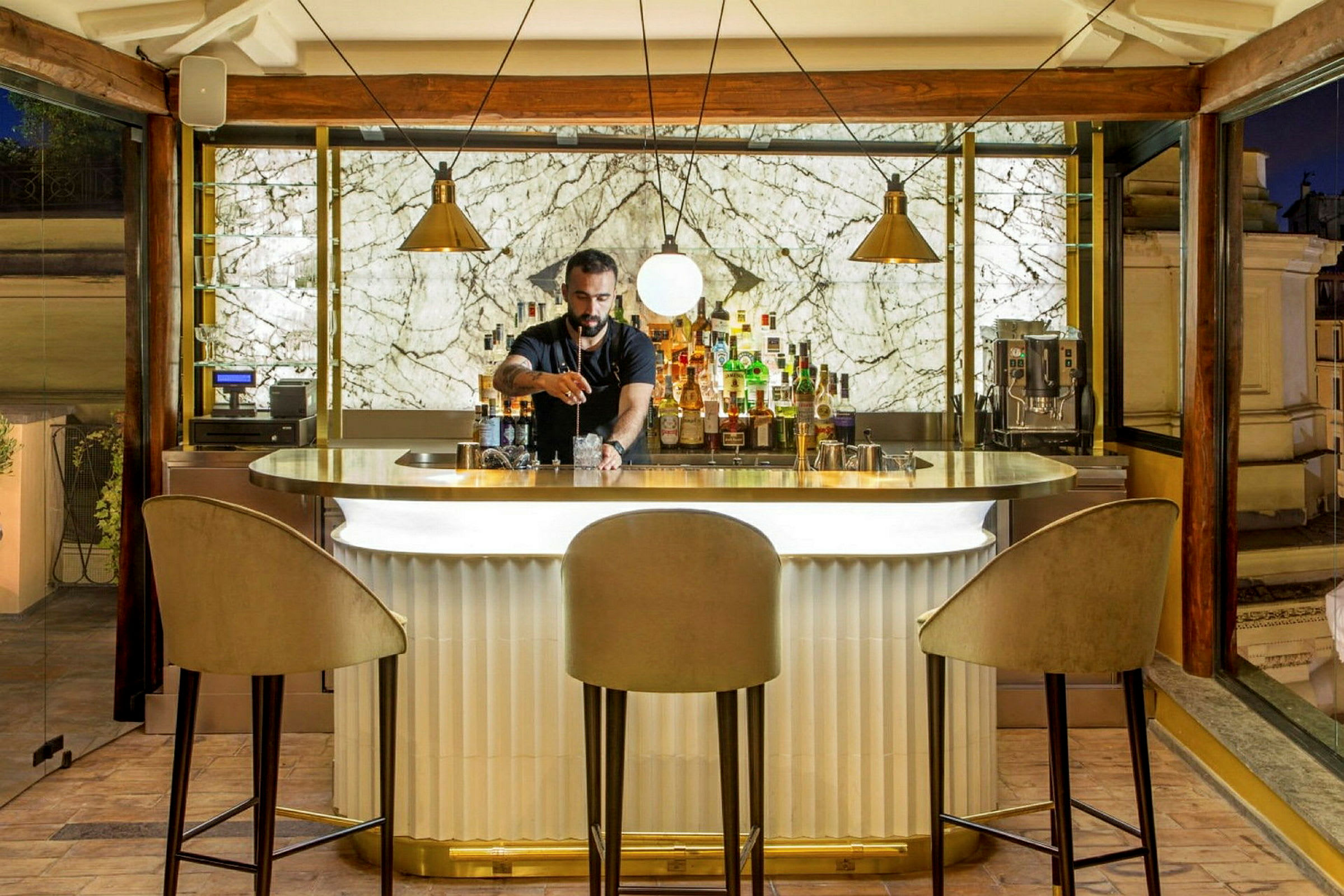 En elegant bar med marmorbagrund og tre stole foran. (AI-genereret tekst)
