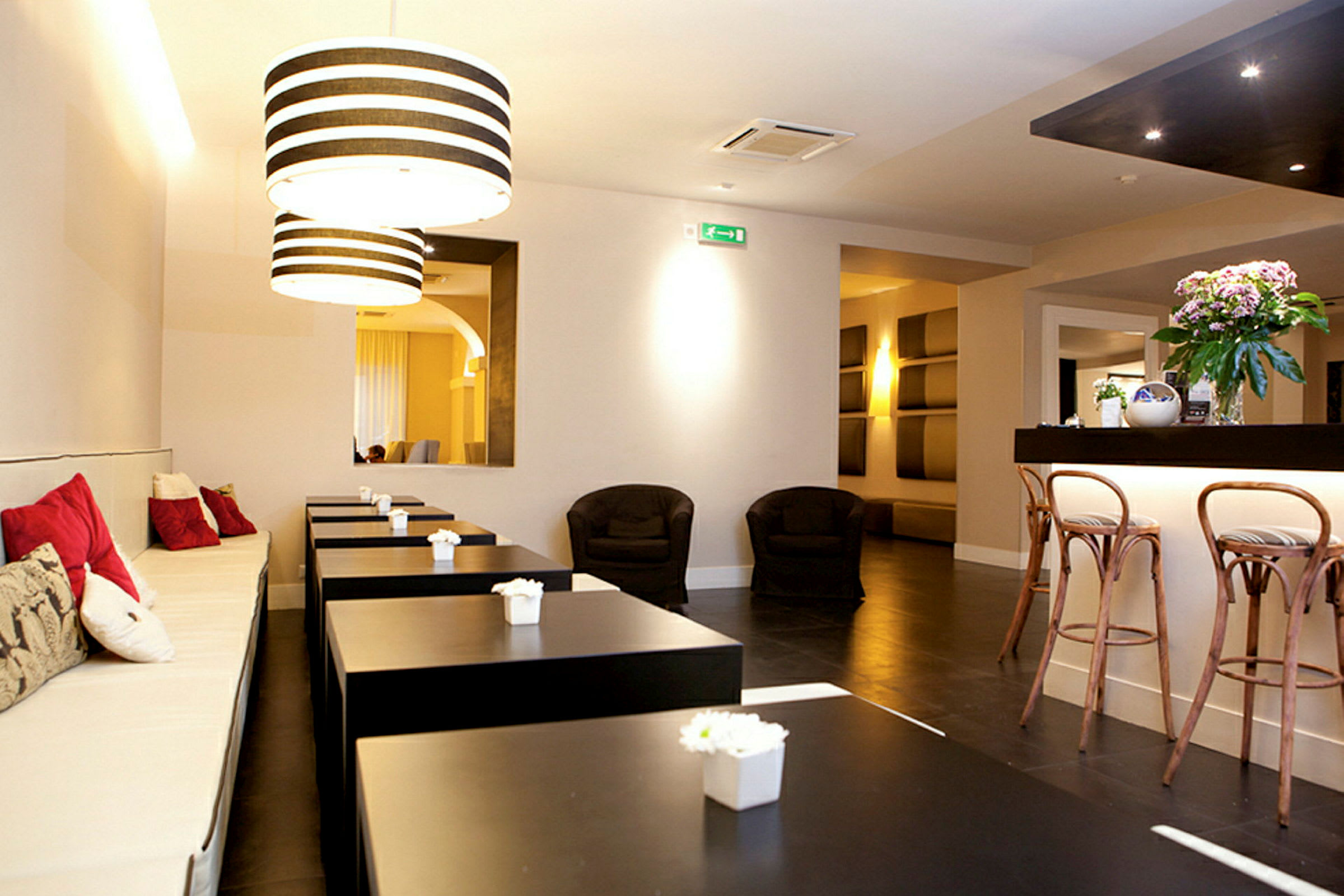 En moderne café med siddepladser og dekorative lamper. (AI-genereret tekst)