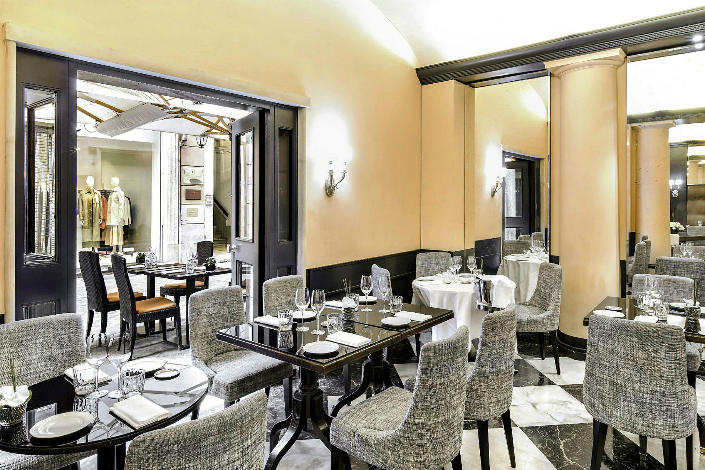 En elegant restaurant med dækkede borde og stole. (AI-genereret tekst)