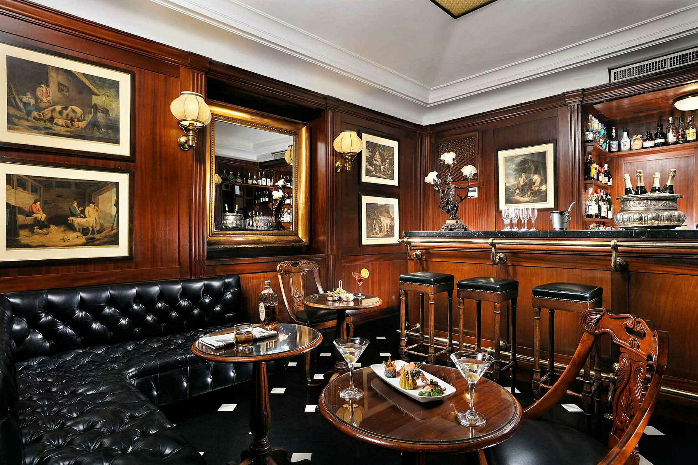 En elegant bar med siddepladser, borde, mad og drikke, omgivet af træpaneler og dekorative malerier. (AI-genereret tekst)