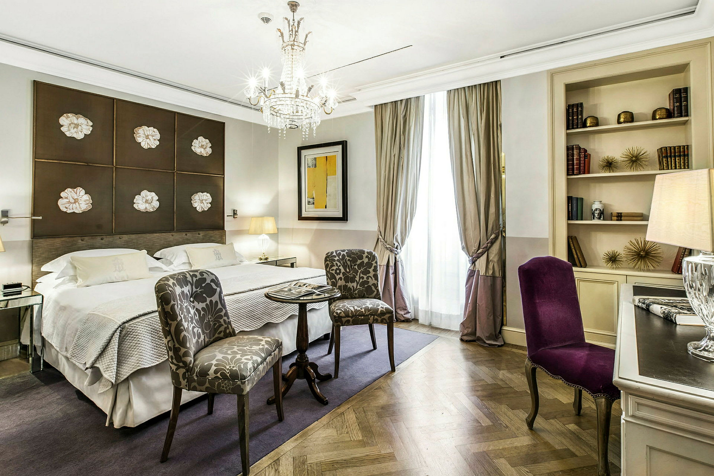 Luksuriøst hotelværelse med dobbeltseng, marmorgulv og elegant indretning. (AI-genereret tekst)