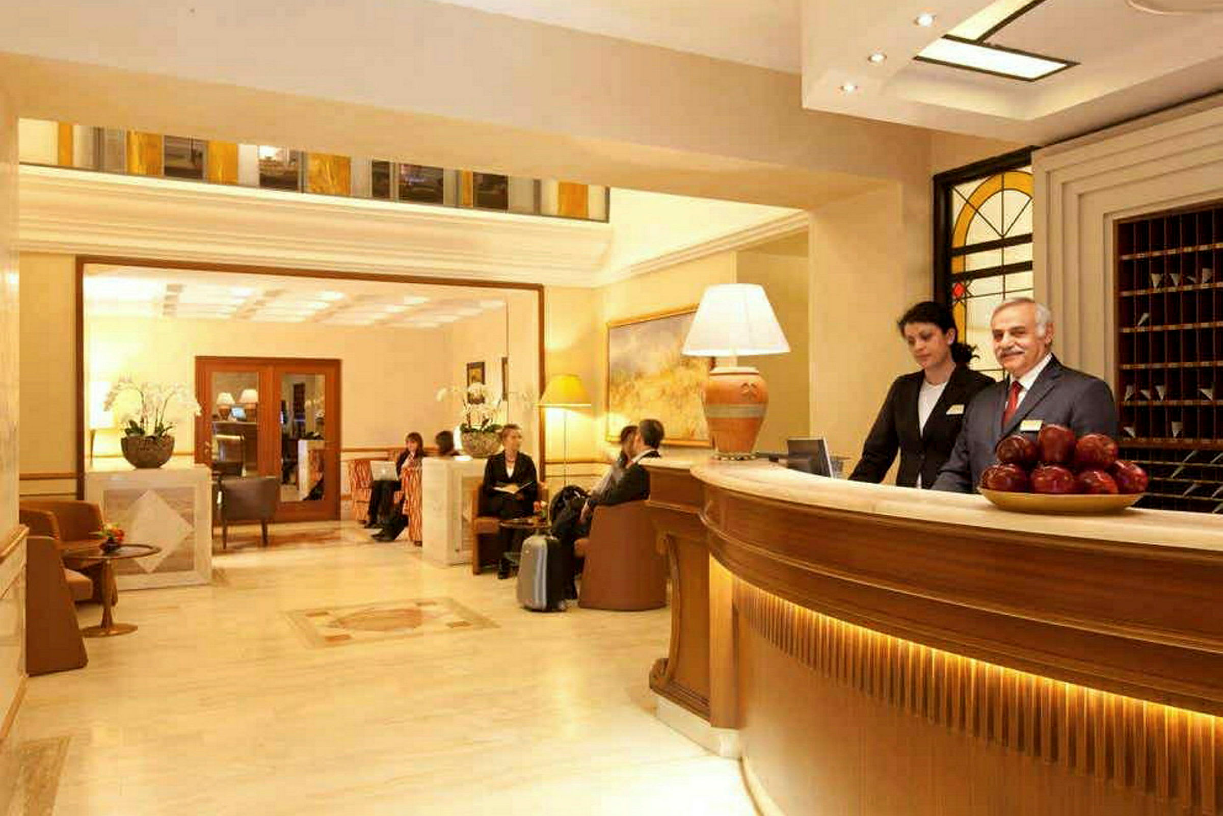 Hotelreception med lobbyområde. (AI-genereret tekst)