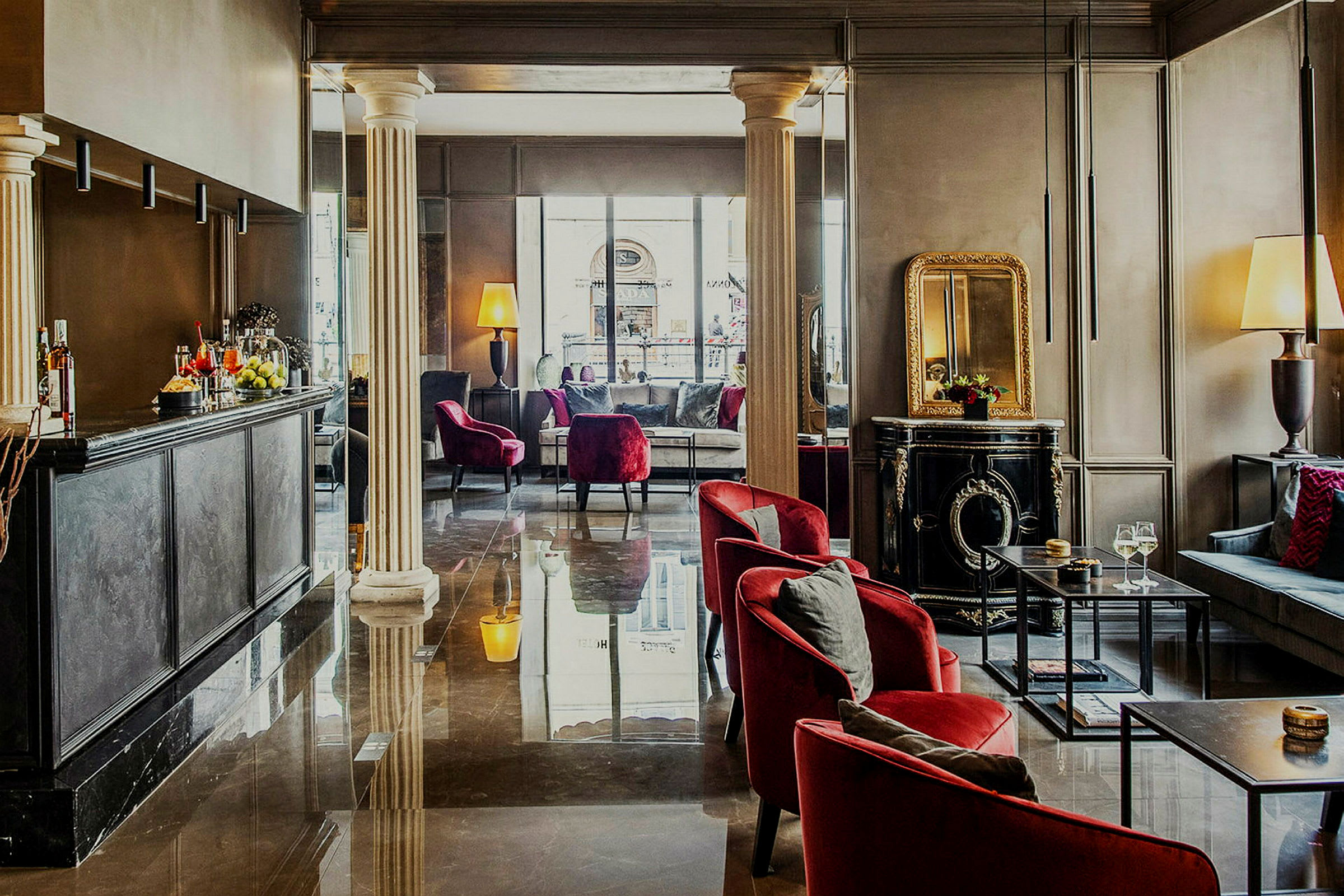 Elegant hotellobby med siddegrupper og dekorative elementer. (AI-genereret tekst)
