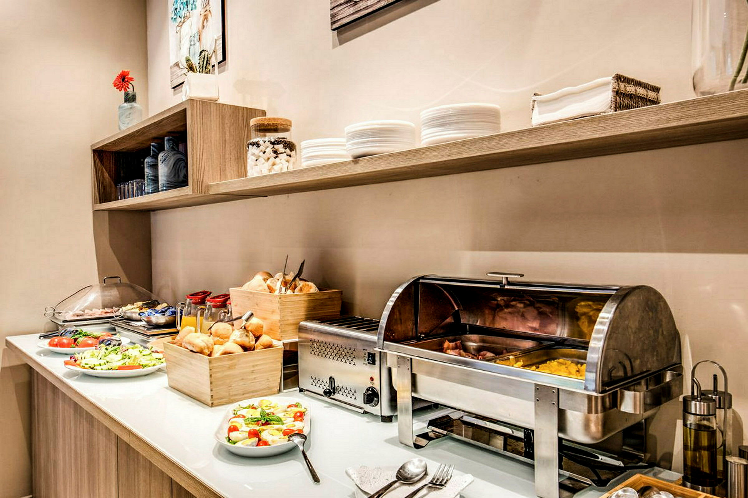 En buffet med forskellige madvalg, herunder grøntsager, brød og varme retter. (AI-genereret tekst)
