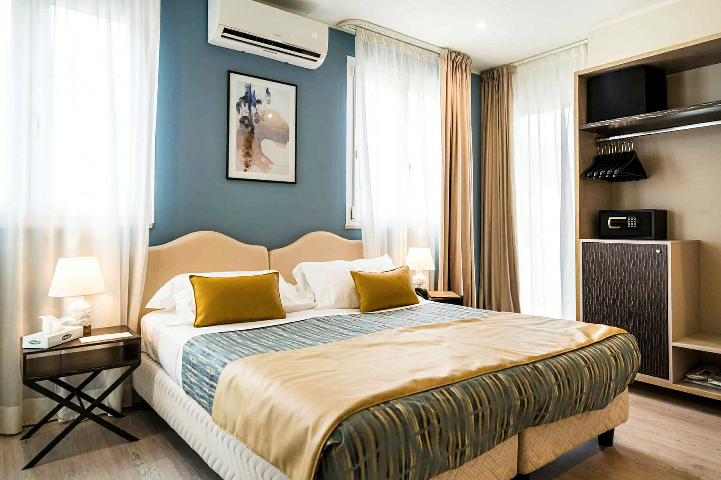 Et moderne indrettet hotelværelse med en dobbeltseng, sengelamper og et åbent garderobeskab. (AI-genereret tekst)