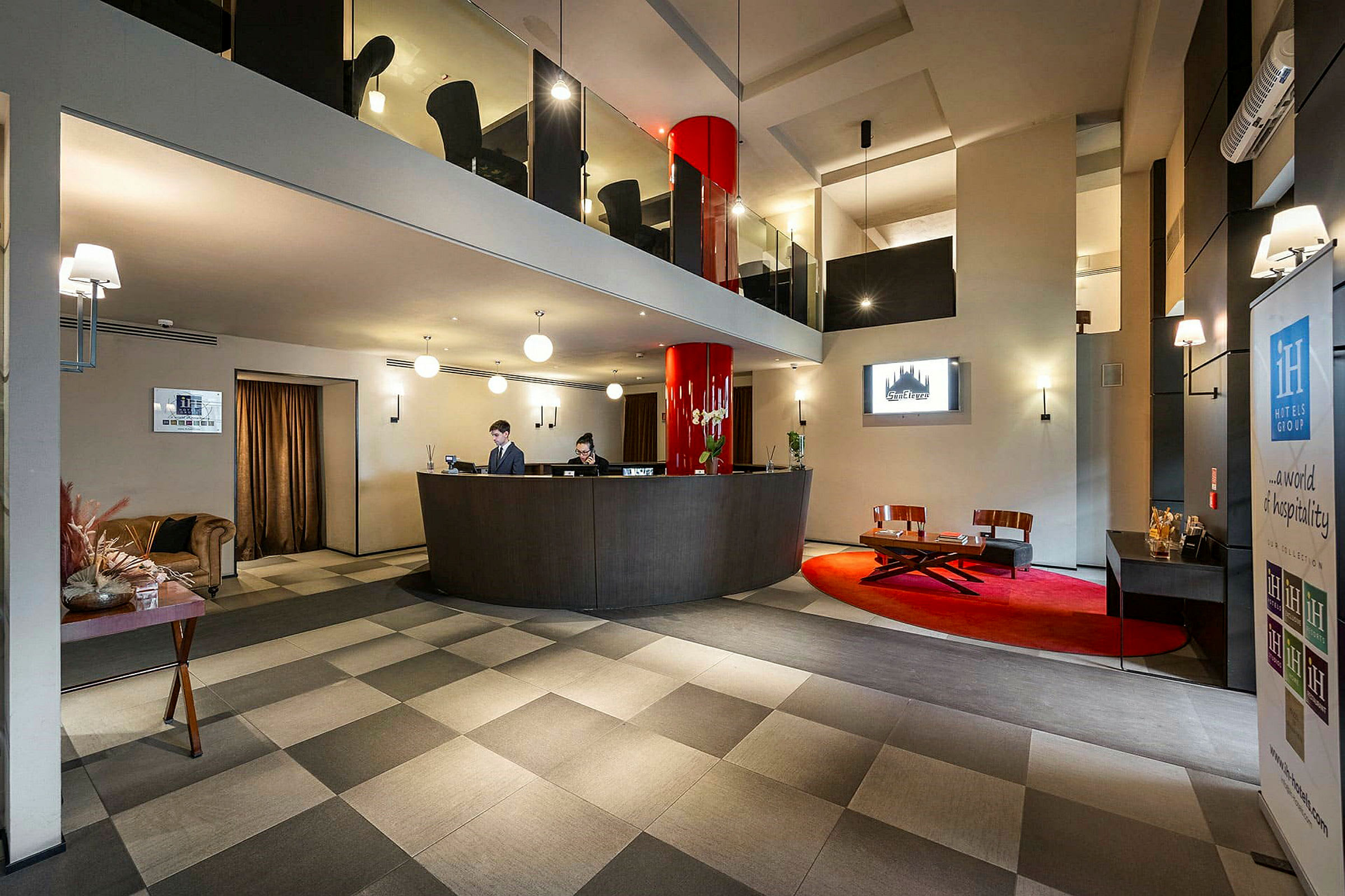 Hotellets reception og lobbyområde med moderne indretning og siddepladser. (AI-genereret tekst)