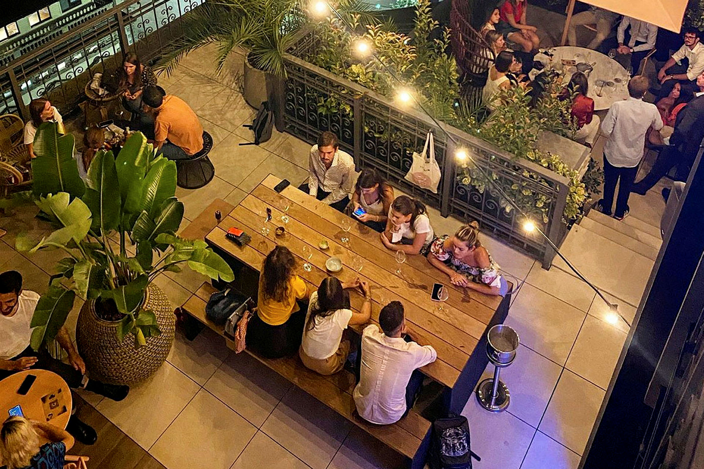 En restaurant med mennesker, der sidder ved borde og spiser i en afslappet atmosfære. (AI-genereret tekst)