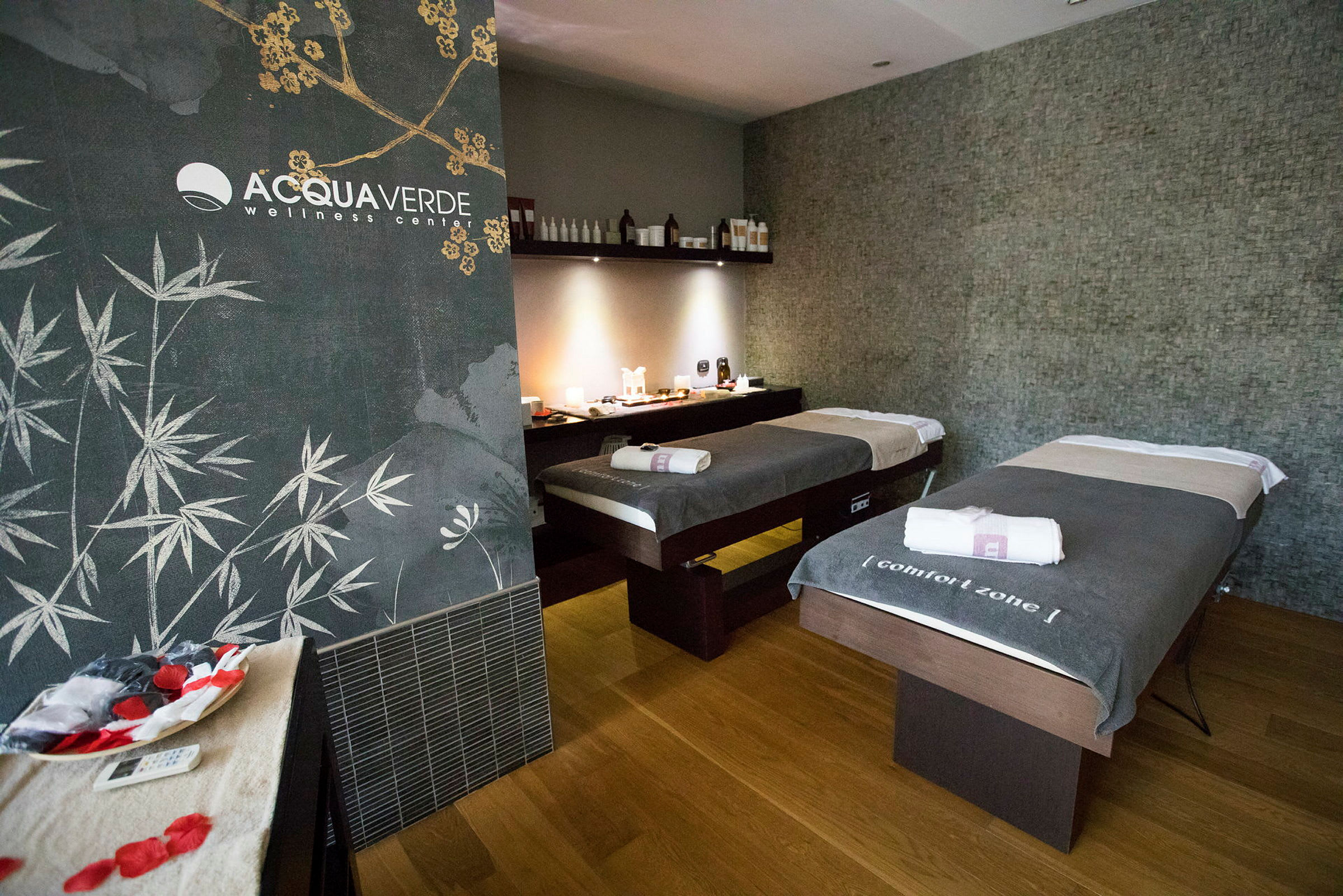 Et wellness-center med to massageborde og dekorativ indretning. (AI-genereret tekst)