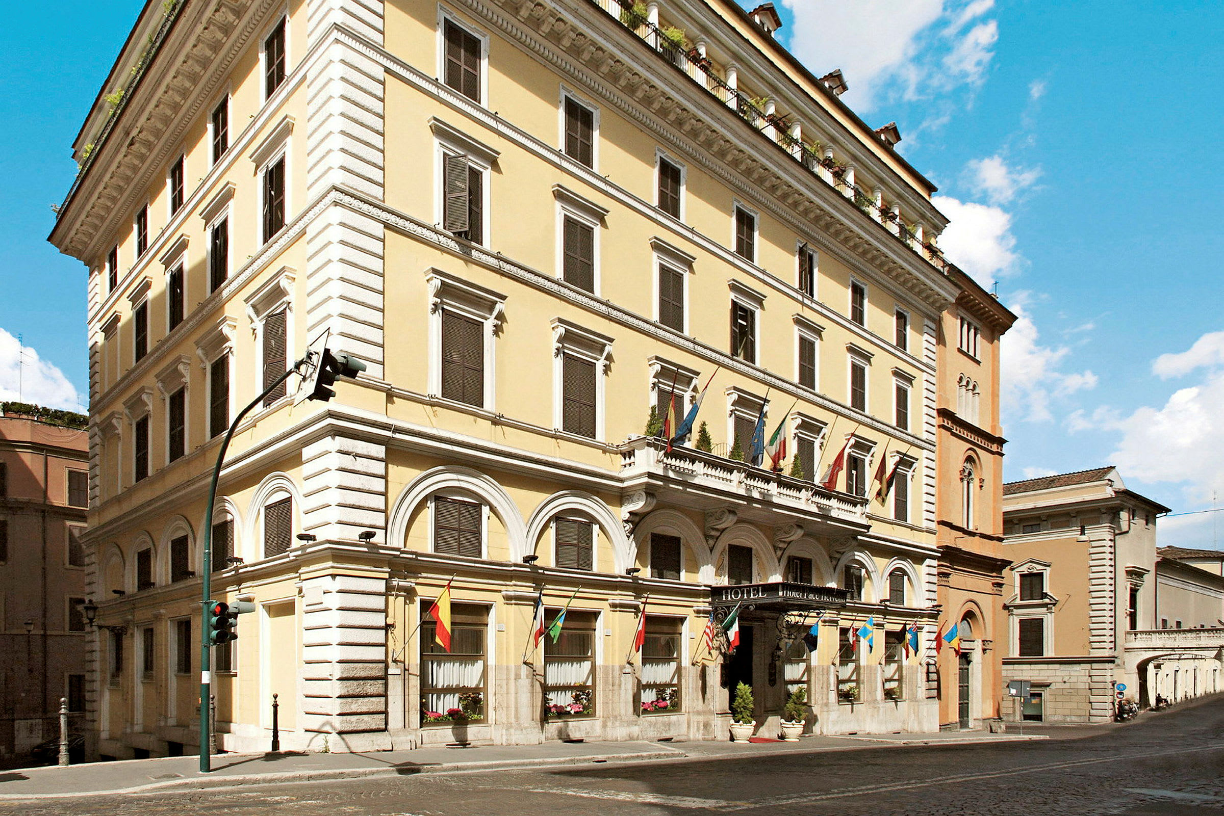 Et stort hotel med imponerende arkitektur og falmede facader. (AI-genereret tekst)