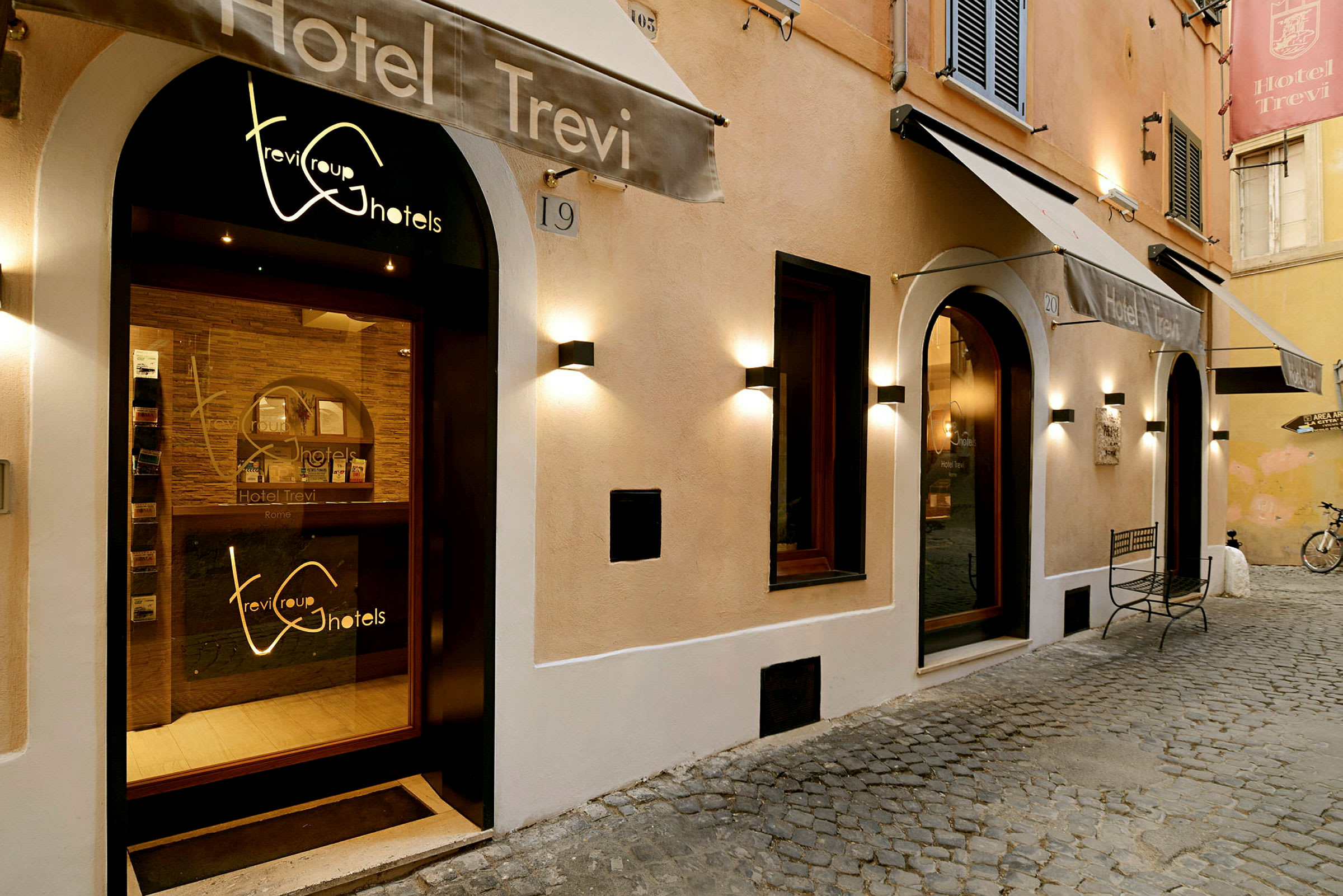 Udsiden af Hotel Trevi med indgang og skiltning. (AI-genereret tekst)