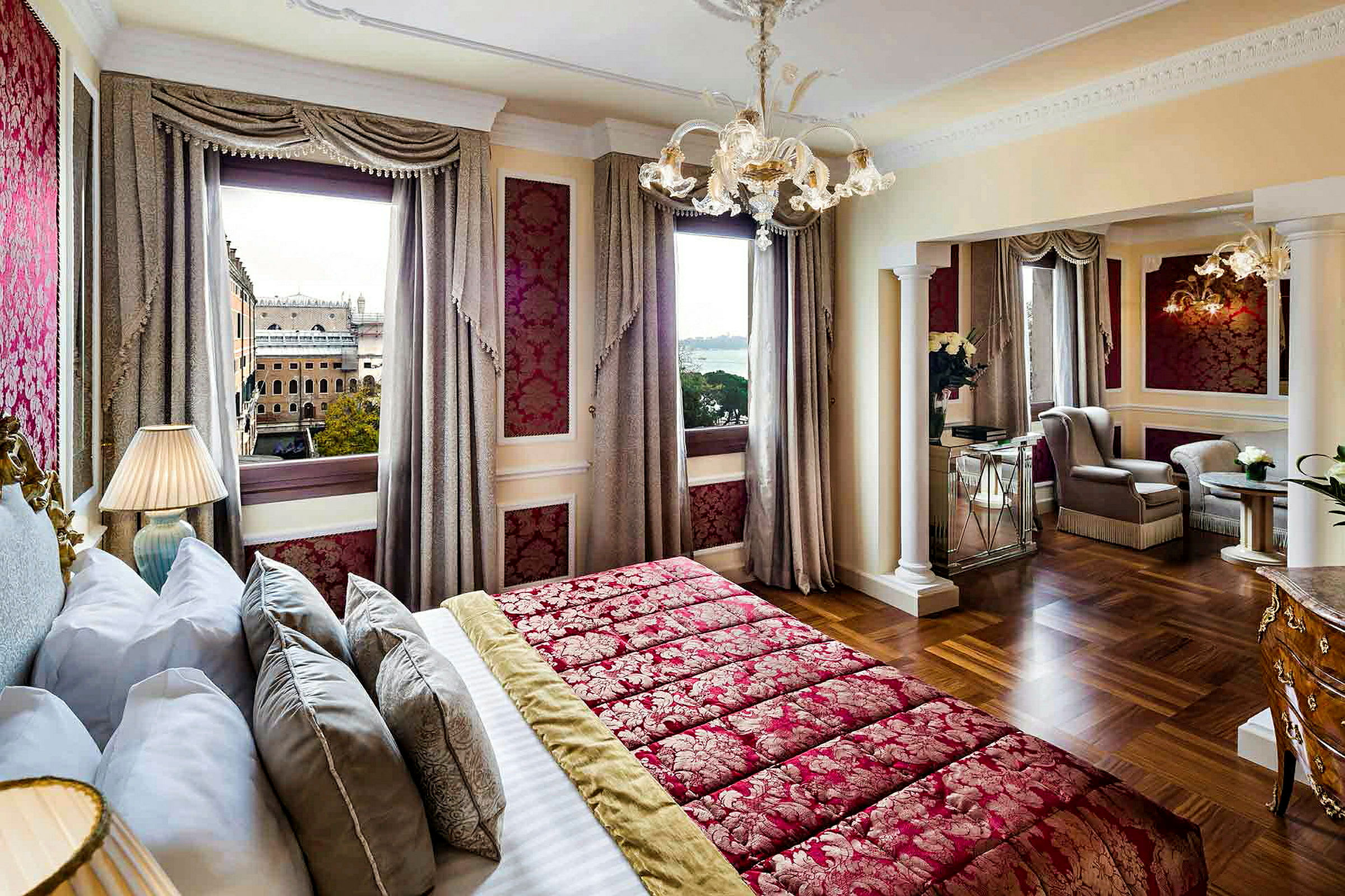 En elegant indrettet hotelsuite med rød dekoration og udsigt gennem vinduet. (AI-genereret tekst)