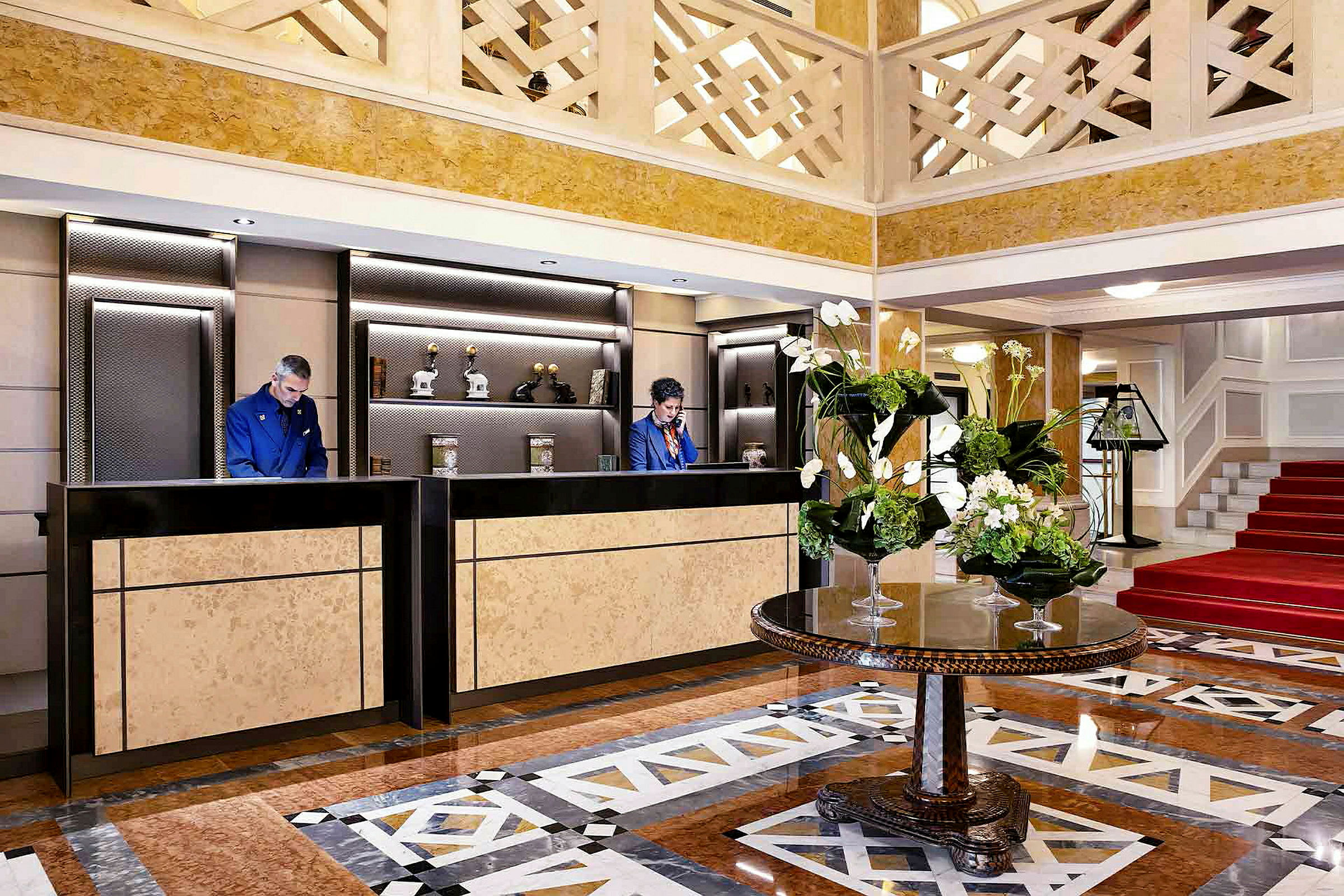 Interiør af en hotellobby med receptionsskranker og et bord med blomsterdekorationer. (AI-genereret tekst)