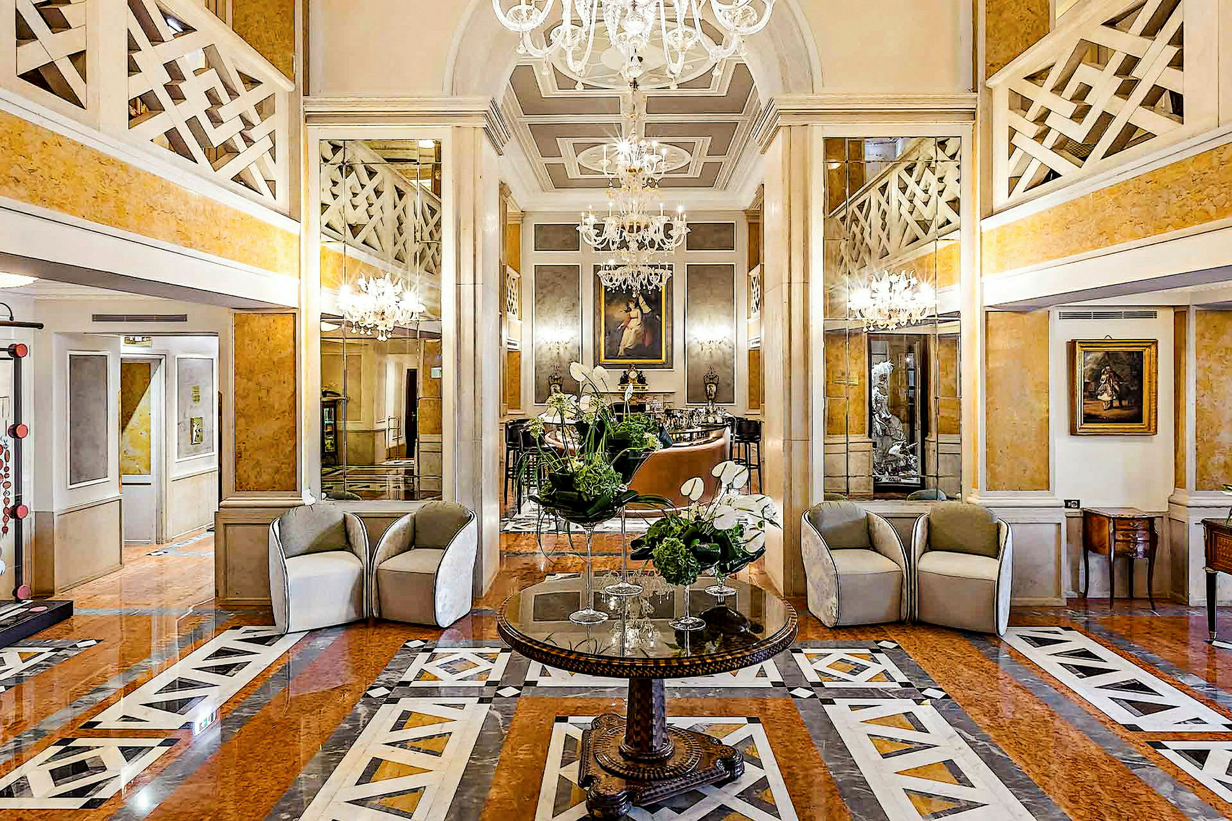 En elegant hotellobby med højt loft, marmorgulv og lysekroner. (AI-genereret tekst)
