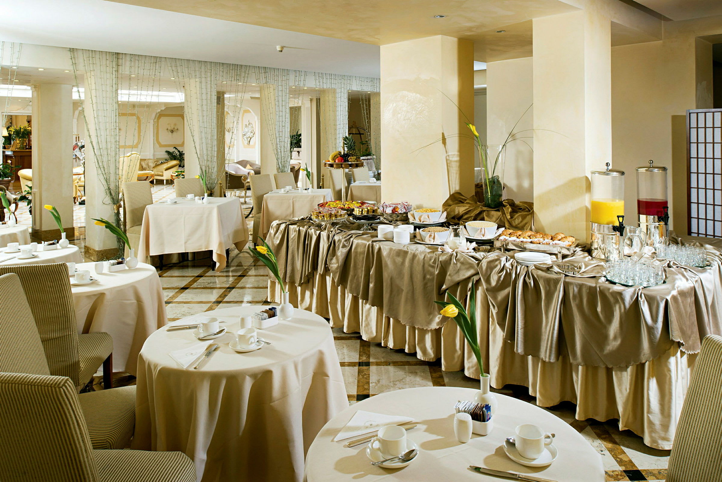 Et elegant spisestueområde med dækkede borde og en morgenmadsbuffet. (AI-genereret tekst)