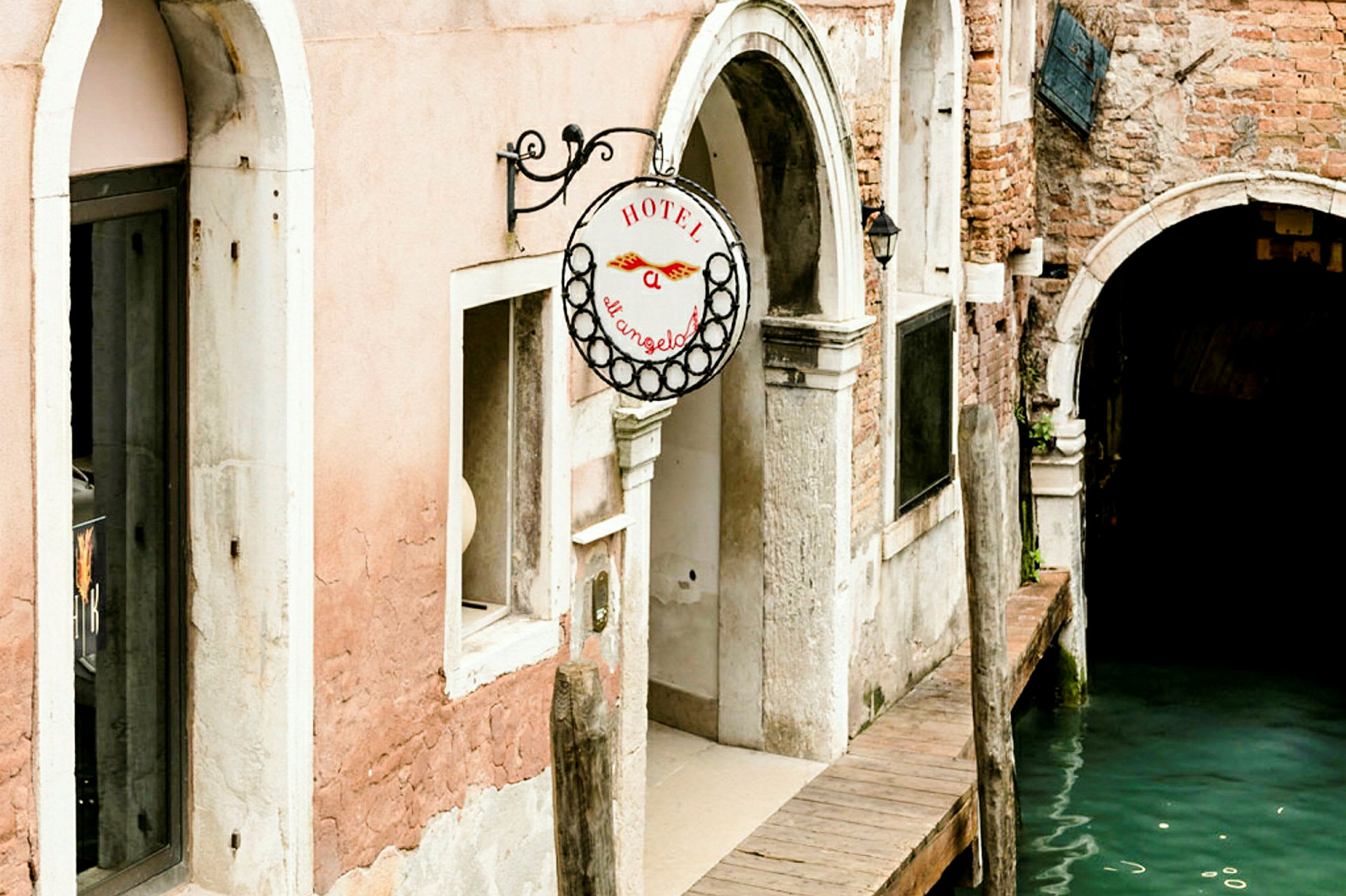Indgang til et hotel ved en kanal i Venedig. (AI-genereret tekst)