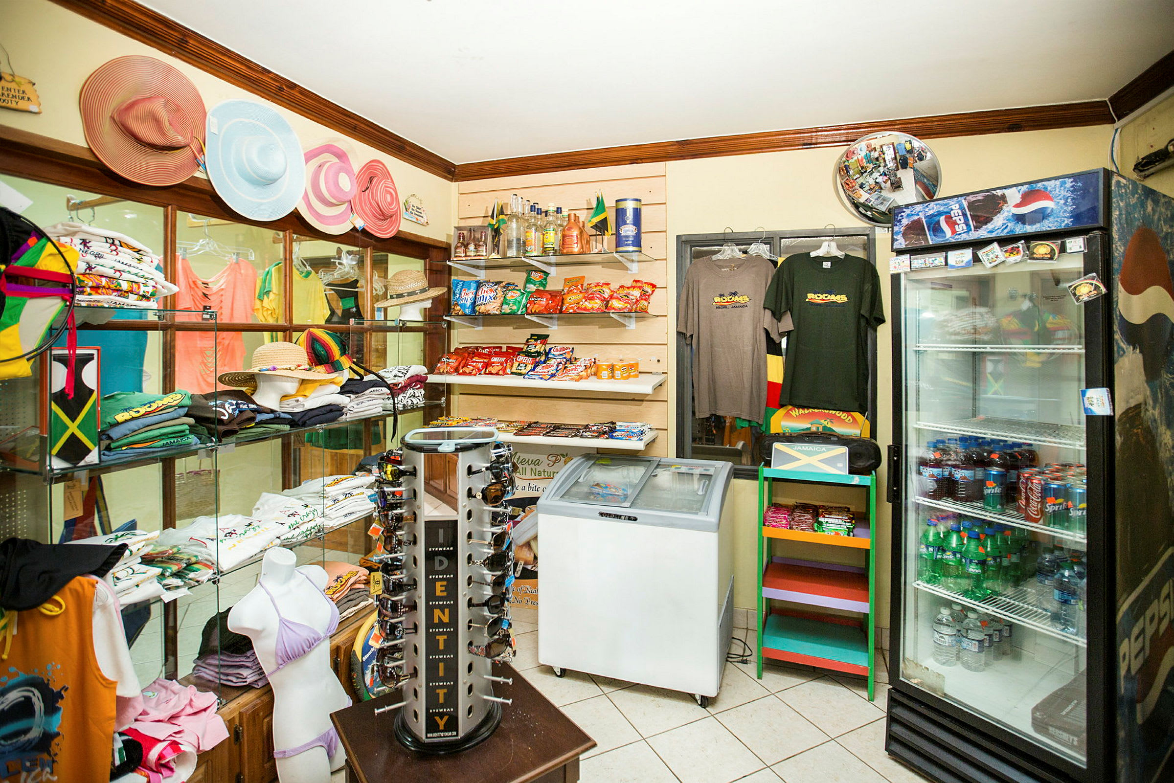 En lille butik, der sælger tøj, souvenirs, snacks og drikkevarer. (AI-genereret tekst)