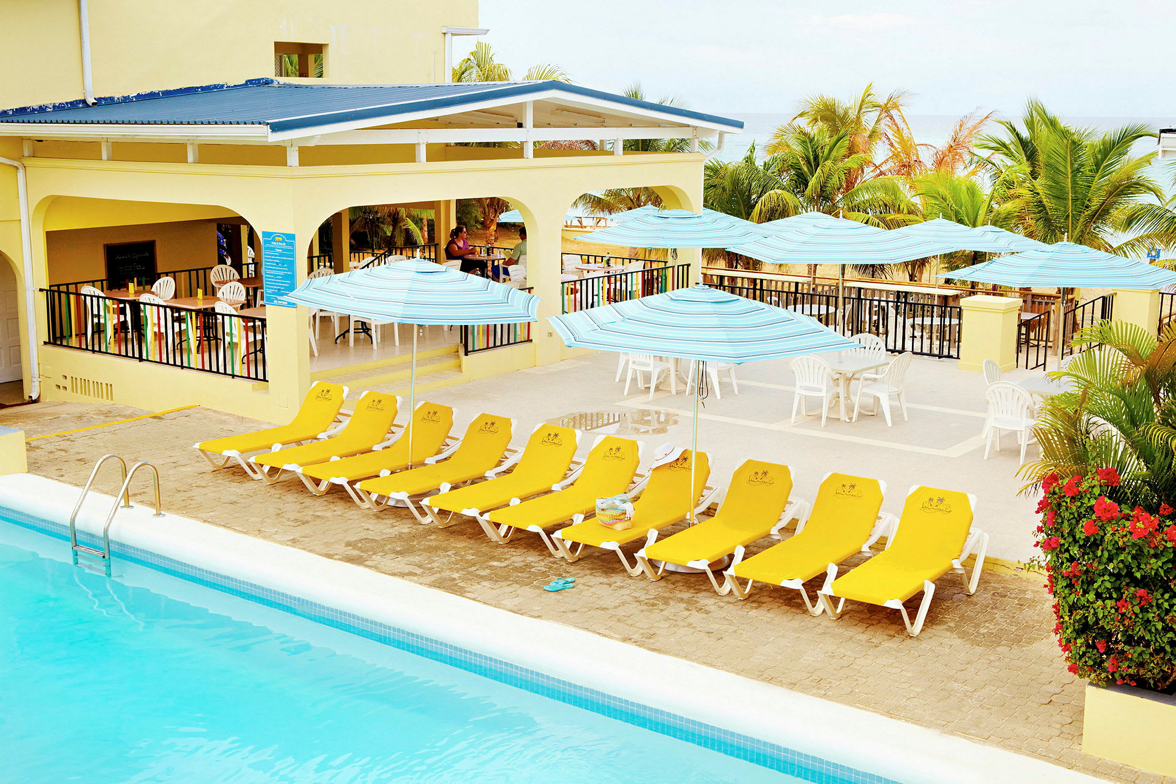 Billede af en pool med gule liggestole, parasoller og en møbleret terrasse i baggrunden. (AI-genereret tekst)