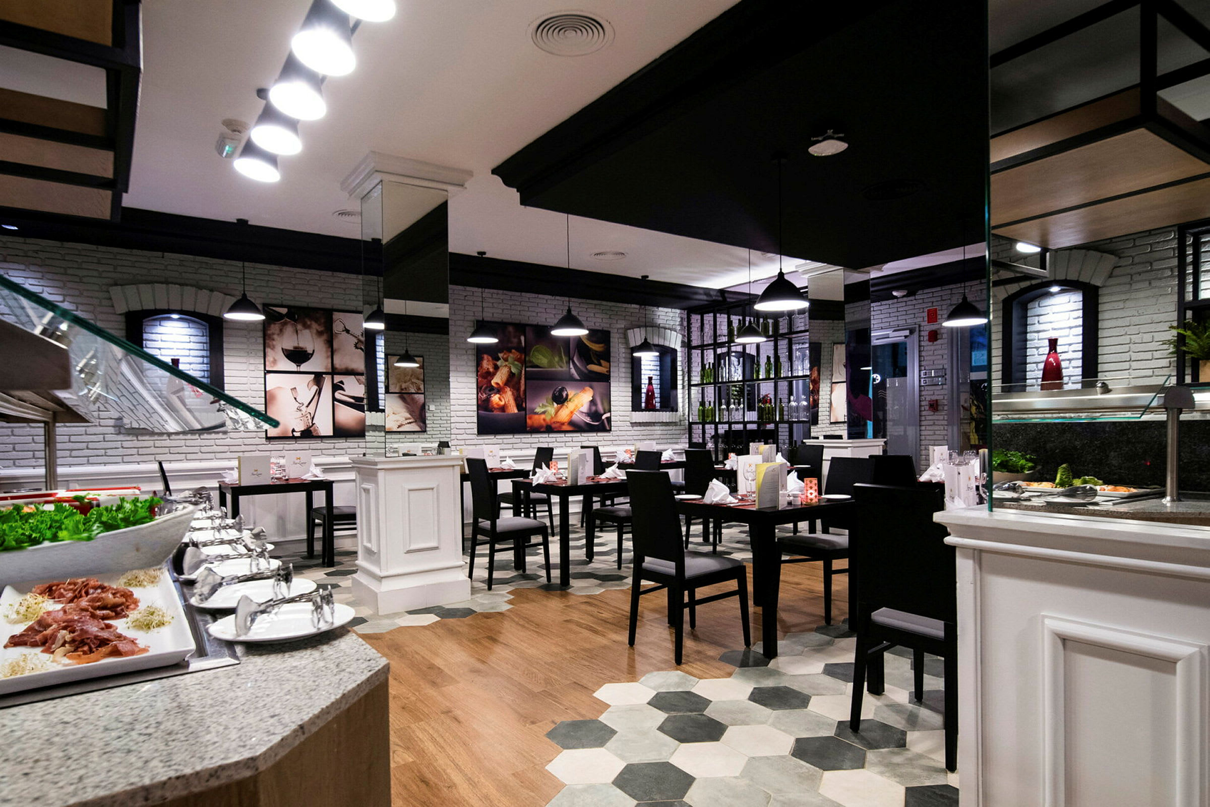 Interiør af en restaurant med dækkede borde, moderne design og en salatbuffet i forgrunden. (AI-genereret tekst)