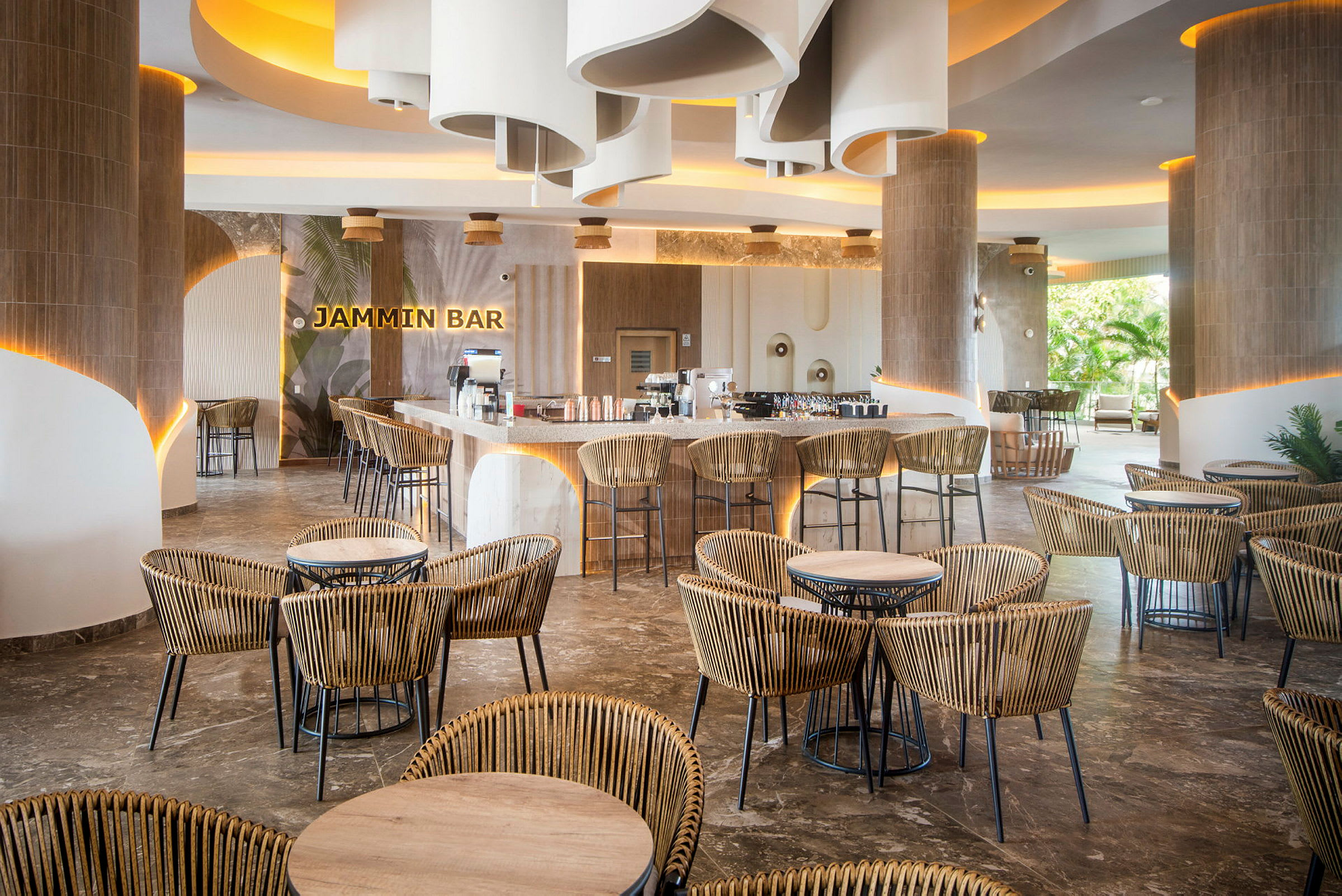 Interiør af en moderne bar med stole og borde i rattan samt belysning. (AI-genereret tekst)