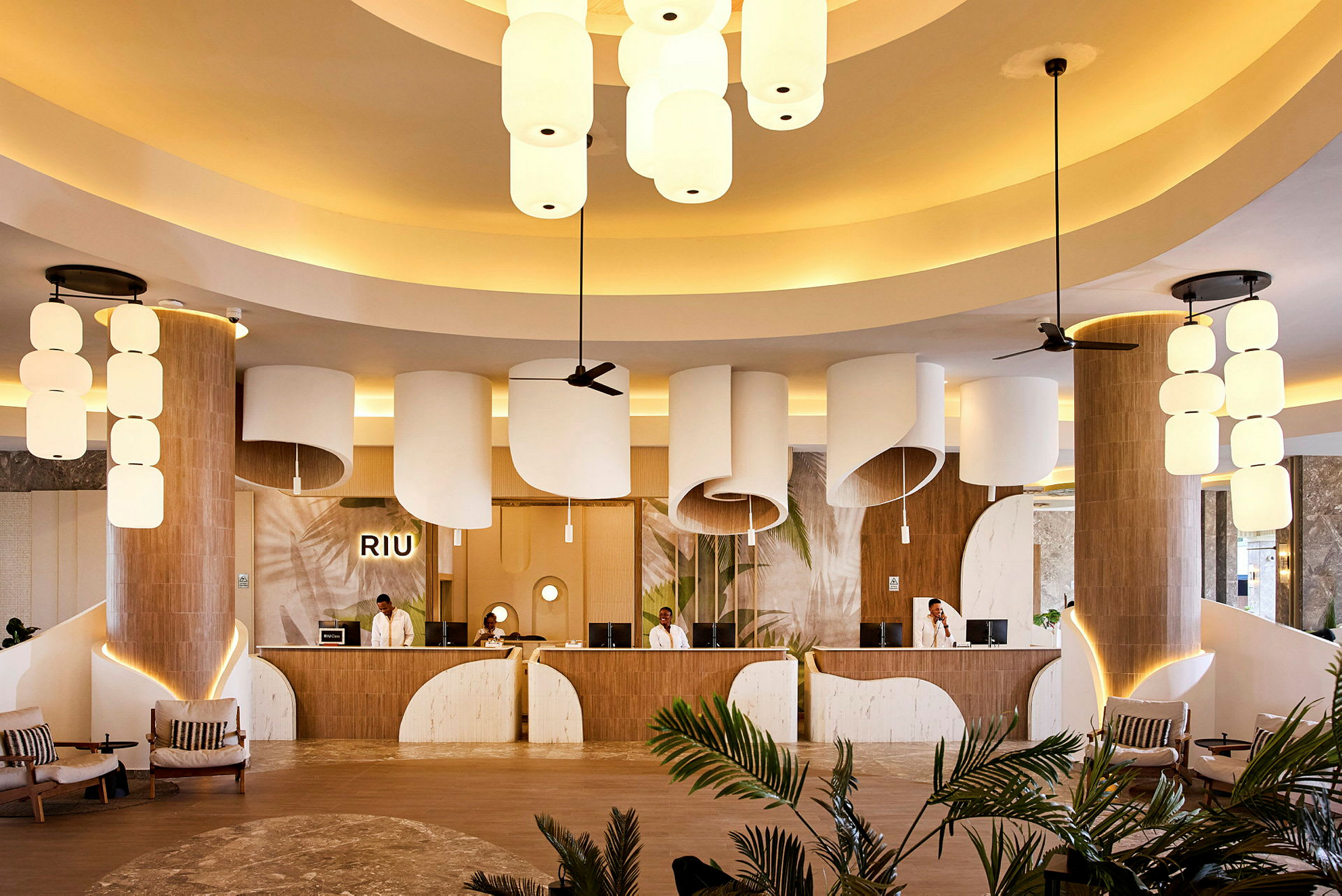 Receptionen på et hotel med moderne design, store lamper og planter. (AI-genereret tekst)