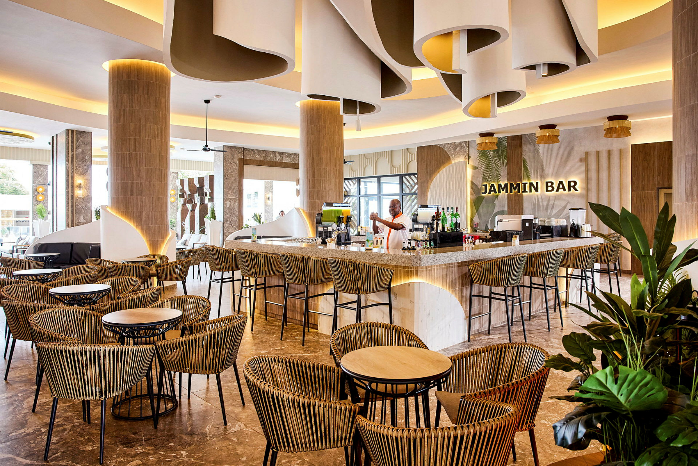 Moderne hotelbar med elegant indretning og siddepladser. (AI-genereret tekst)