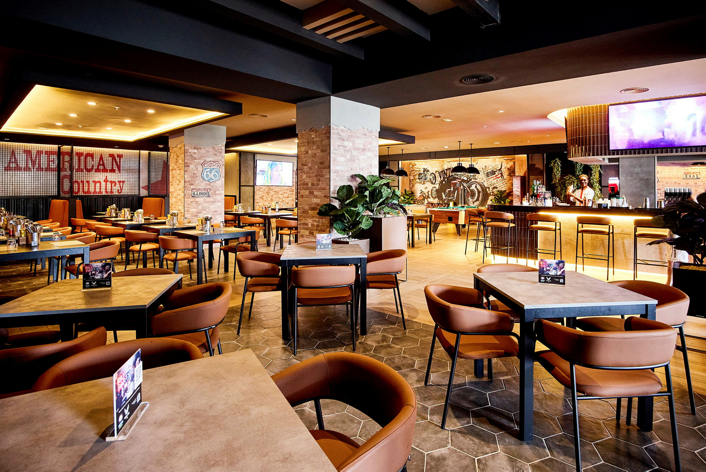 En moderne restaurant med rustikt interiør, spiseborde og stole i en godt oplyst atmosfære. (AI-genereret tekst)