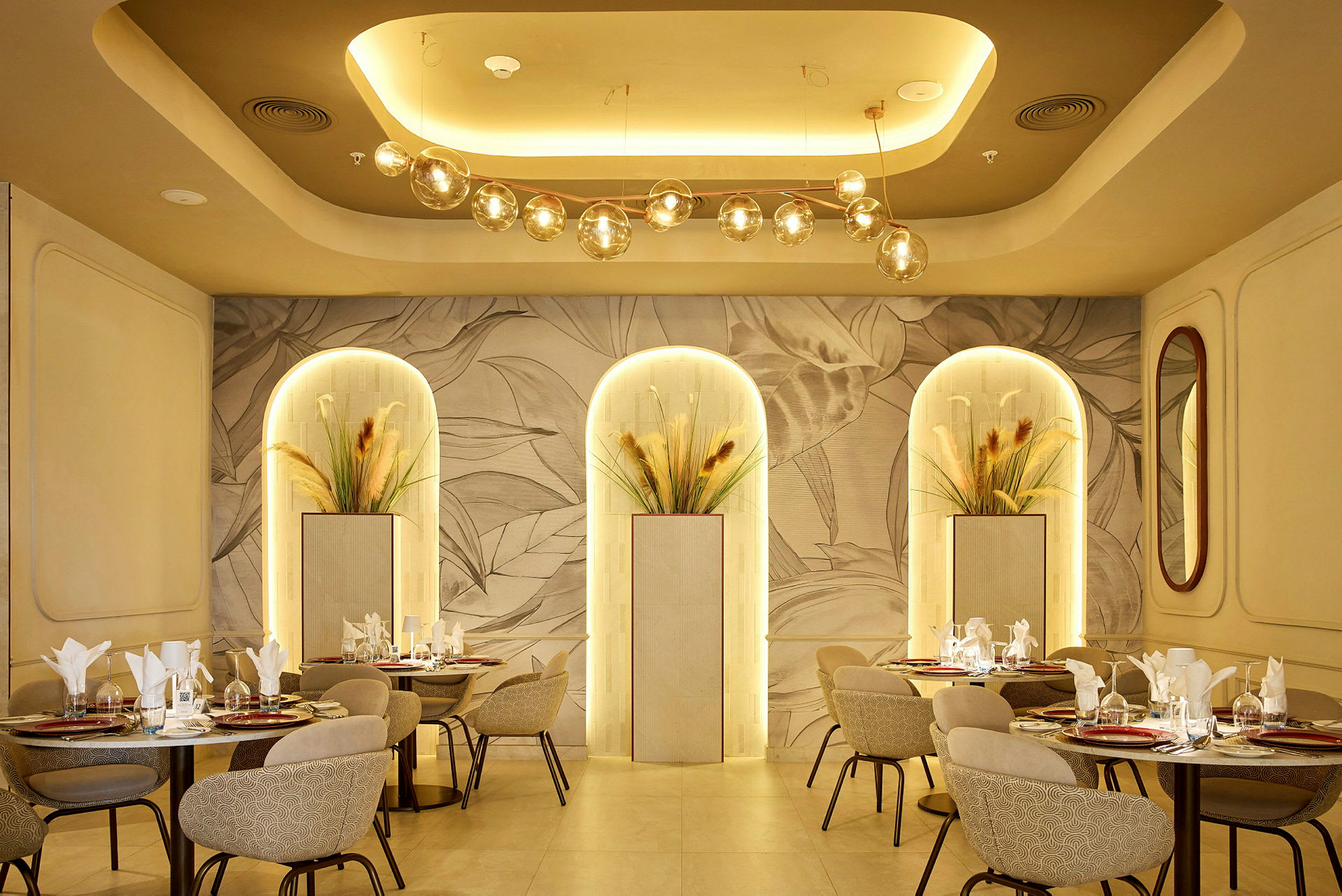 Elegant restaurantinteriør med dækkede borde og belyste dekorationer. (AI-genereret tekst)