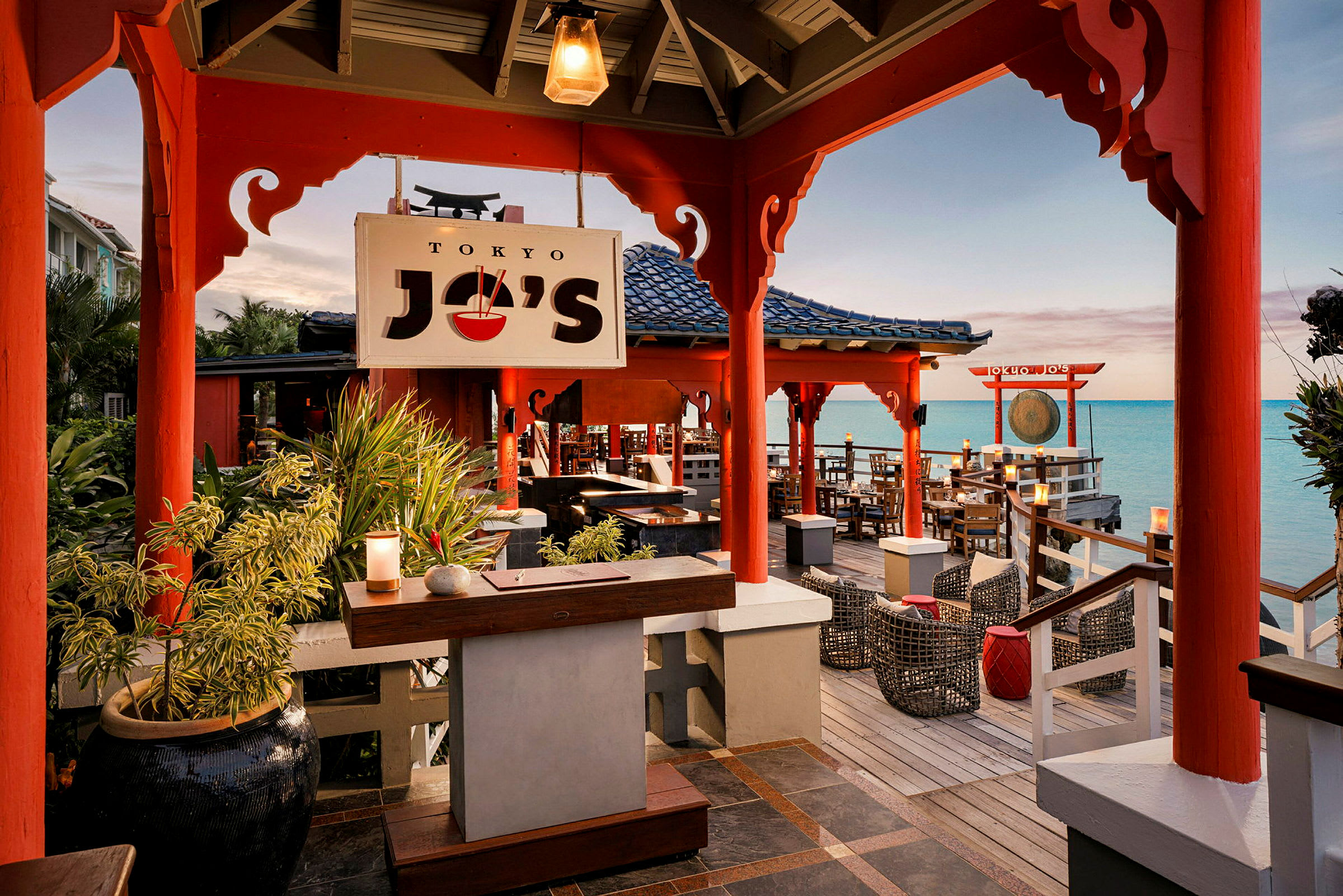 Billede af en restaurant med asiatisk indretning ved havet. (AI-genereret tekst)