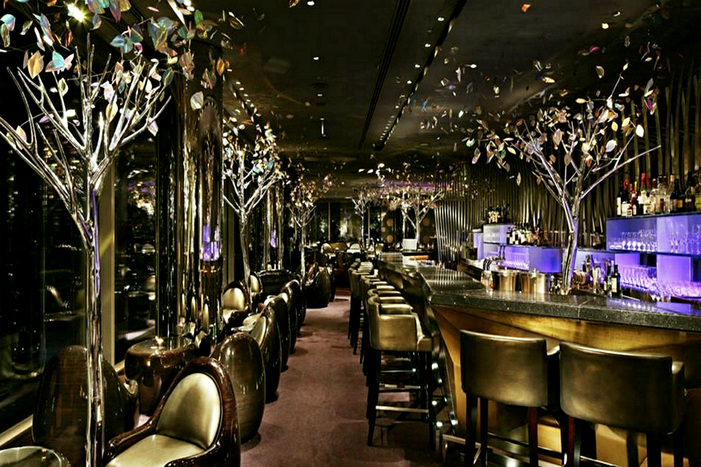 En elegant bar med siddepladser og dekorative træer med blade. (AI-genereret tekst)