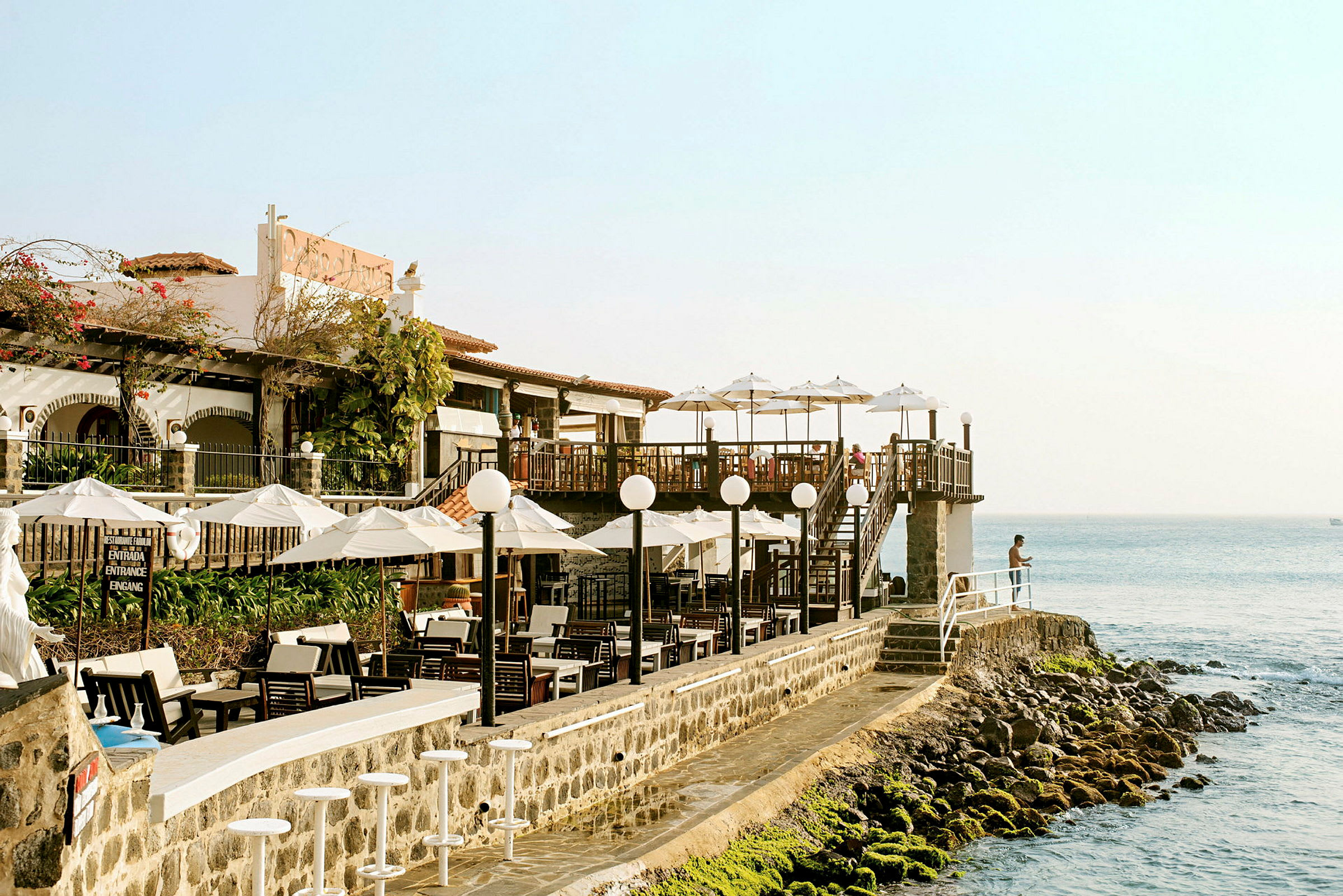 Restaurant ved vandet med udsigt over havet. (AI-genereret tekst)