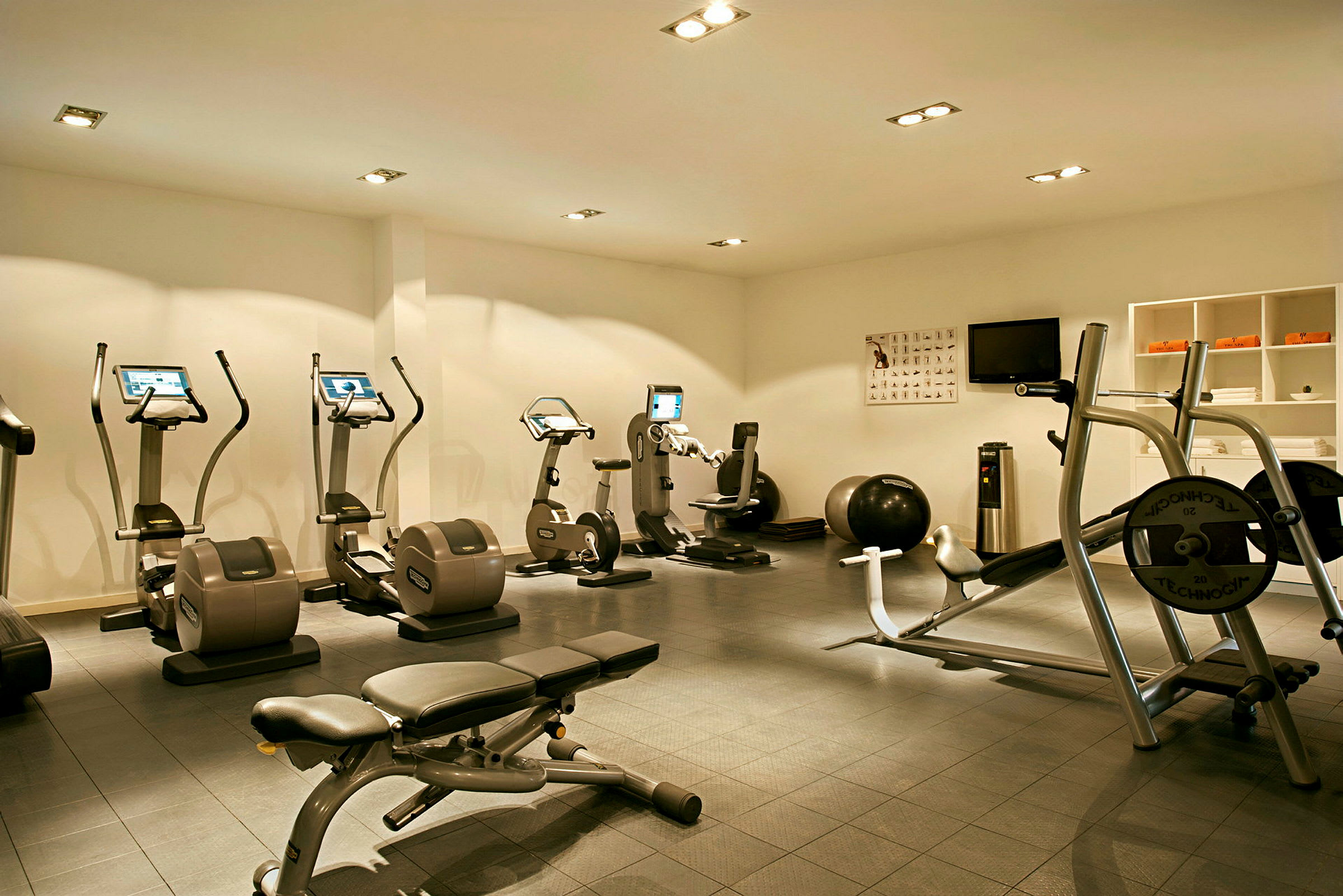 Et fitnesscenter med træningsudstyr og maskiner. (AI-genereret tekst)