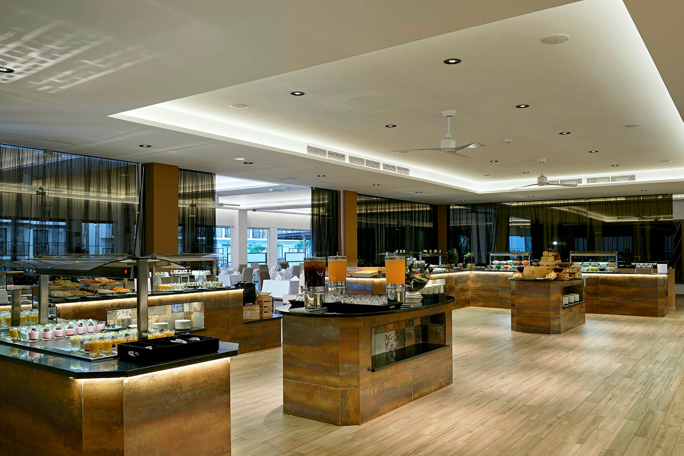 Buffetrestaurant med forskellige madstationer og moderne indretning. (AI-genereret tekst)