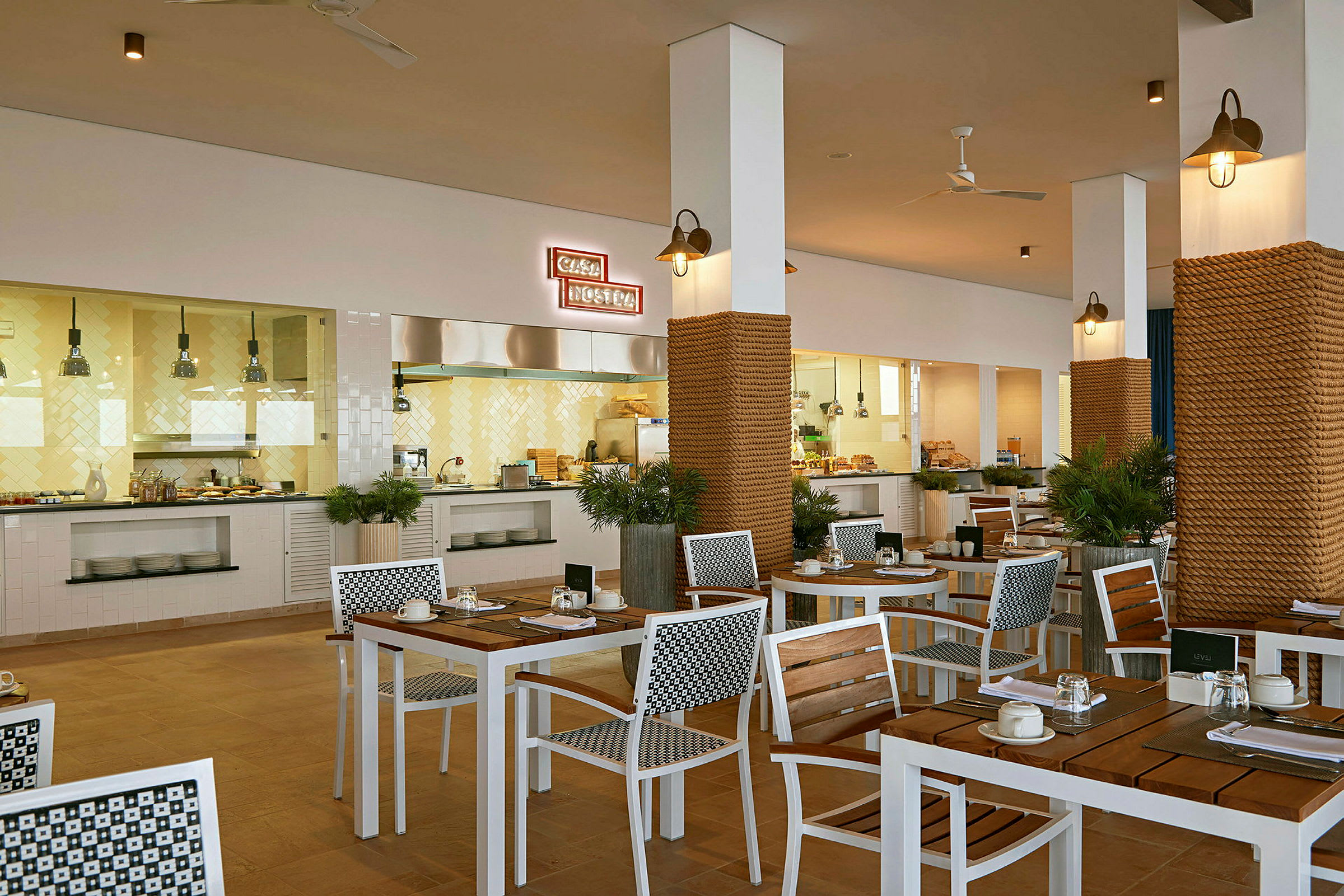 Billede af en moderne restaurant med møbler af træ og et åbent køkken. (AI-genereret tekst)