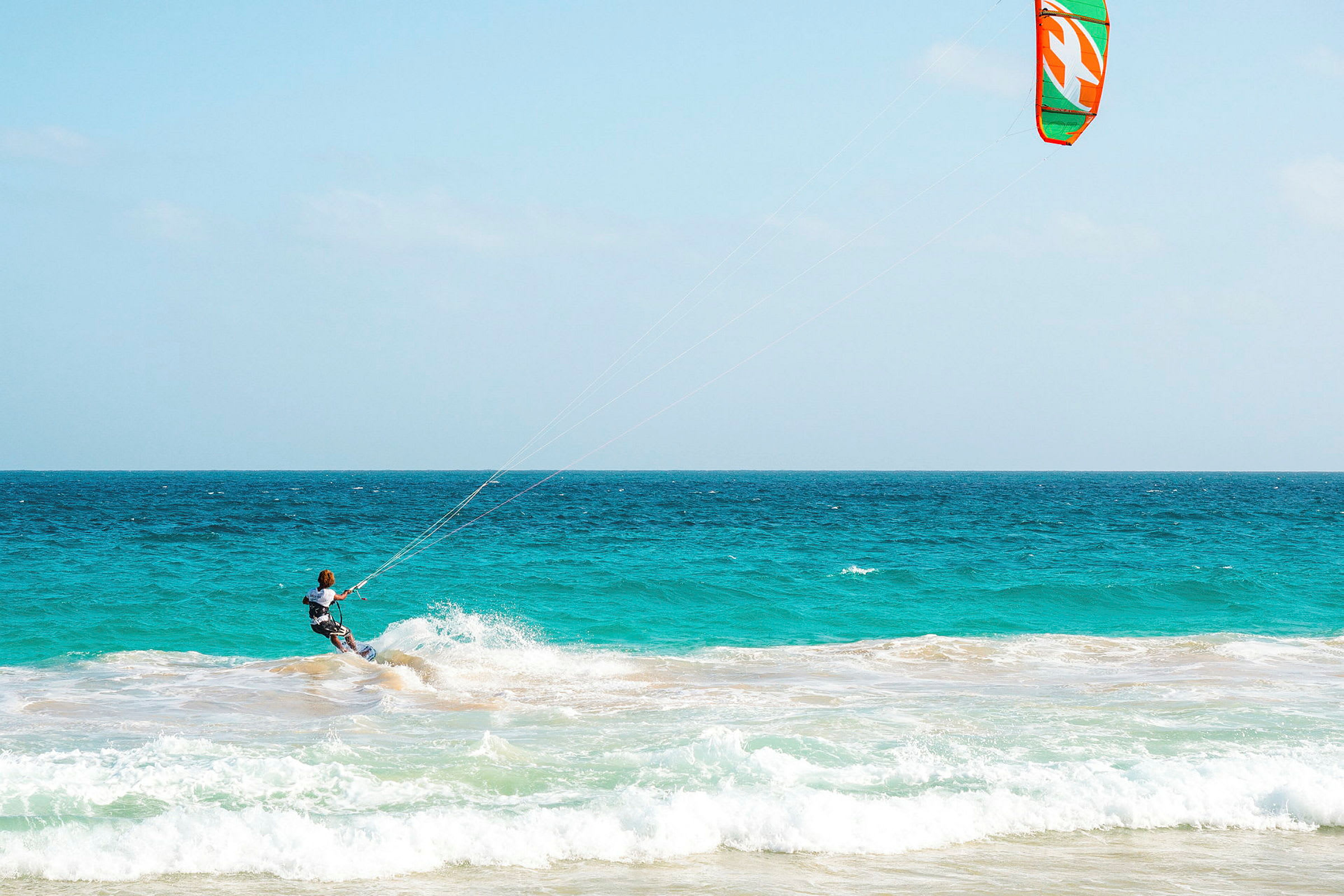 En person, der kitesurfer på havet. (AI-genereret tekst)