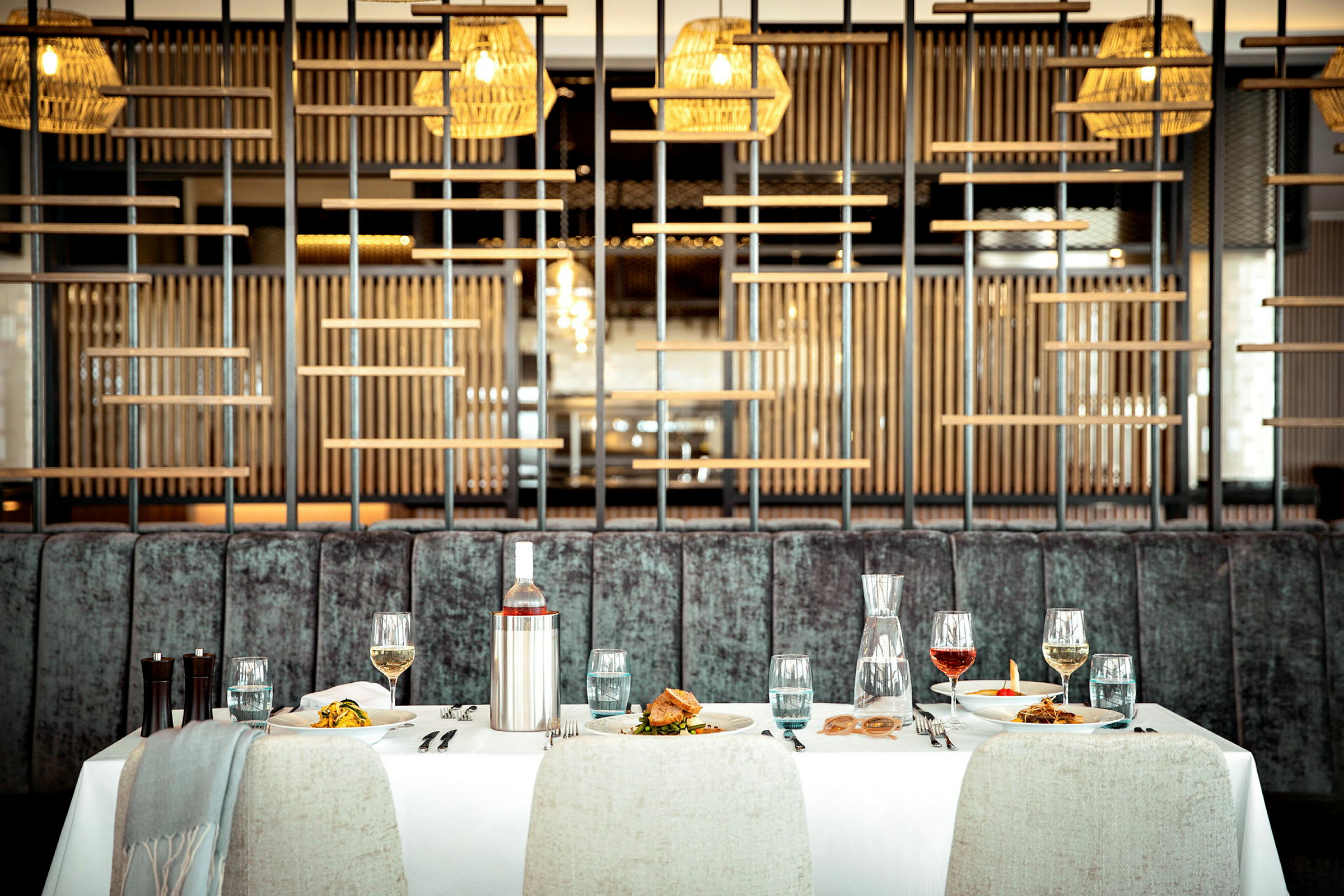 Et dækket bord i en restaurant med moderne indretning. (AI-genereret tekst)