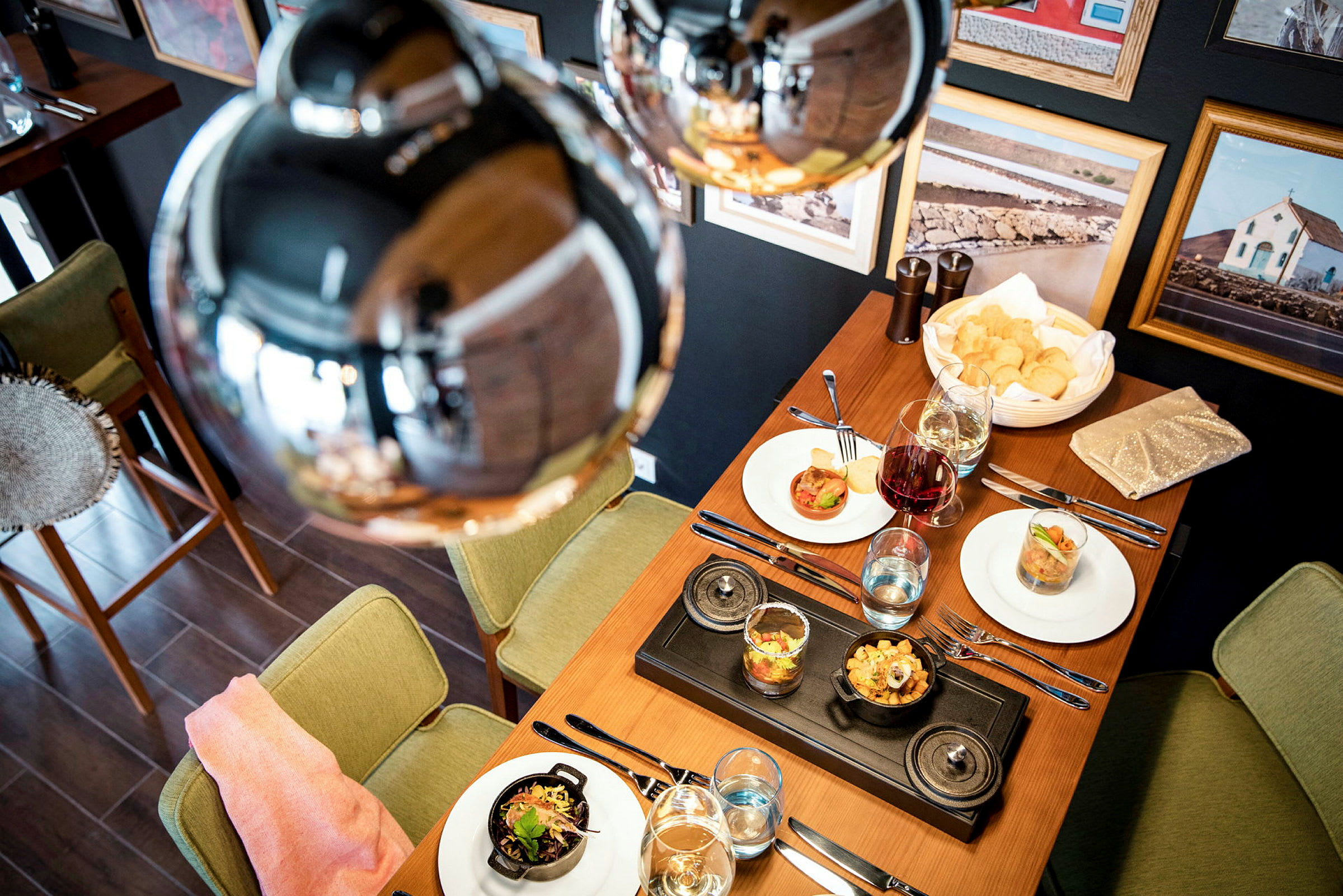 Et dækket restaurantbord med småretter og drikkevarer. (AI-genereret tekst)