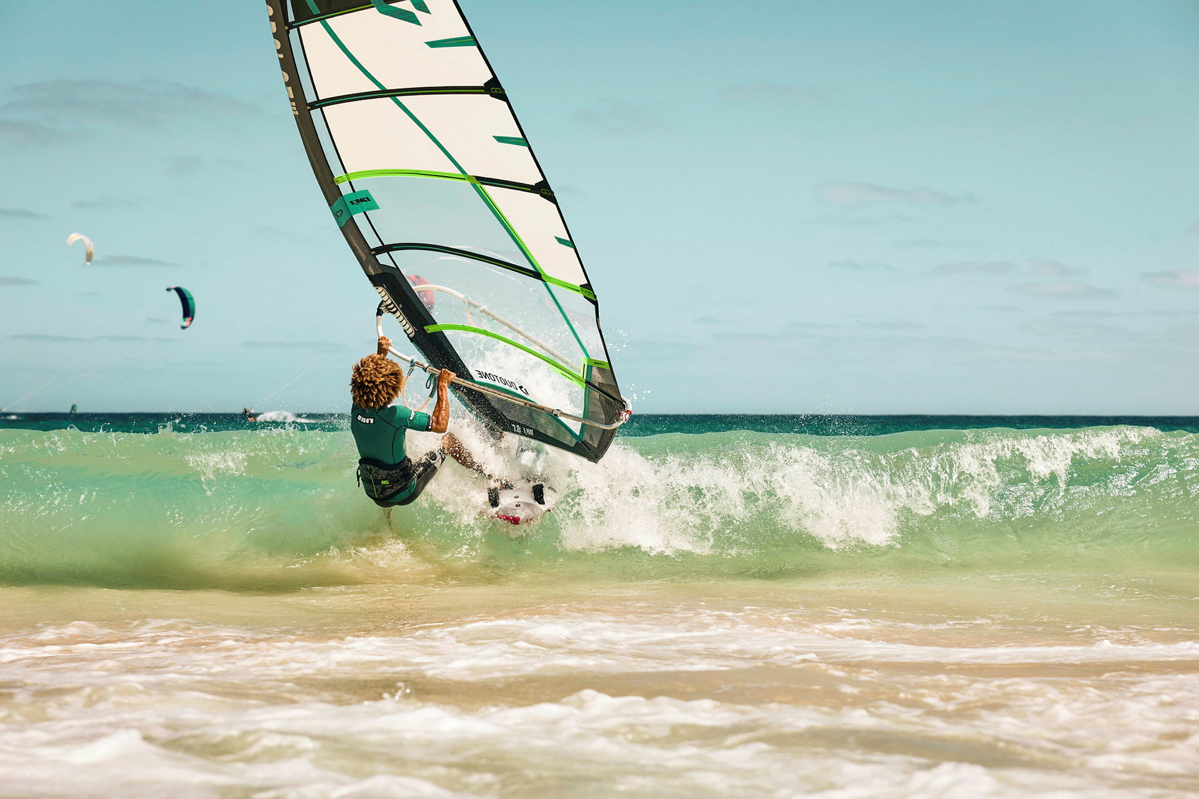 Person, der windsurfer på en bølge i havet. (AI-genereret tekst)