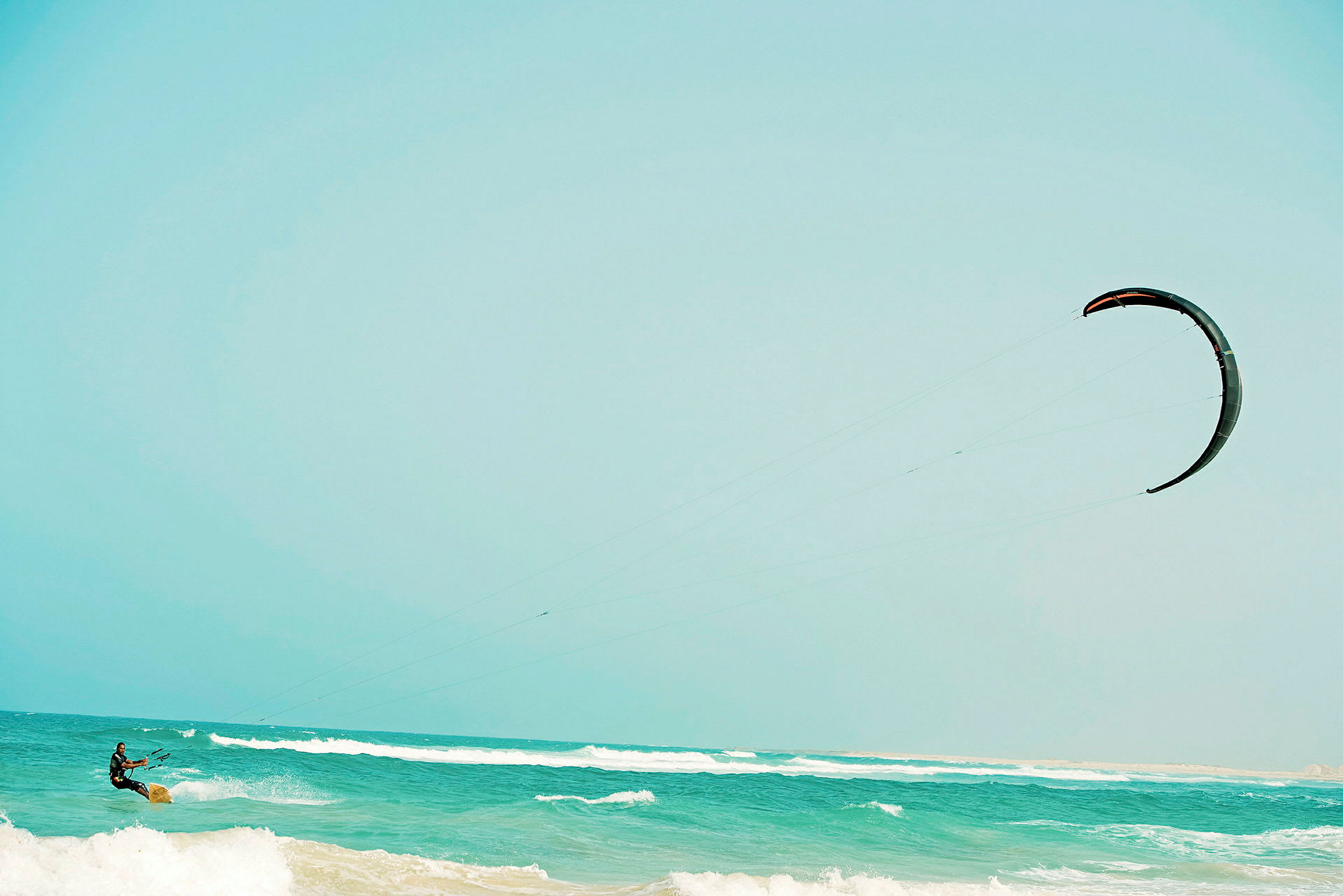 En person kitesurfer på havet. (AI-genereret tekst)