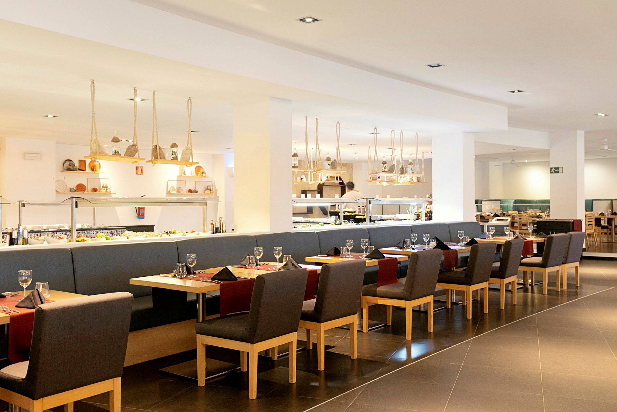 En restaurant med dækkede borde og serveringsbuffet. (AI-genereret tekst)