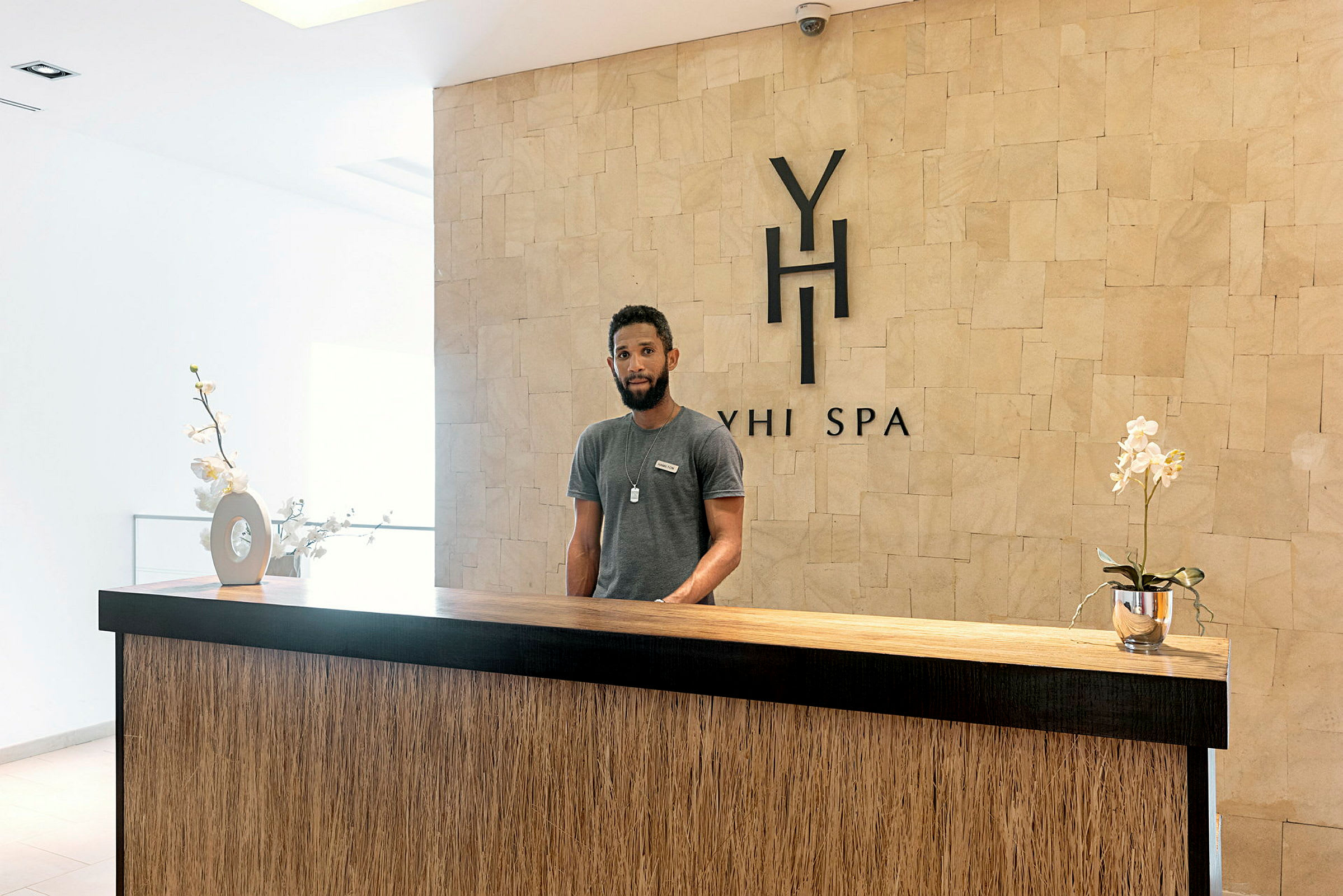 Receptionen på et spa med et træbord og dekorationer. (AI-genereret tekst)