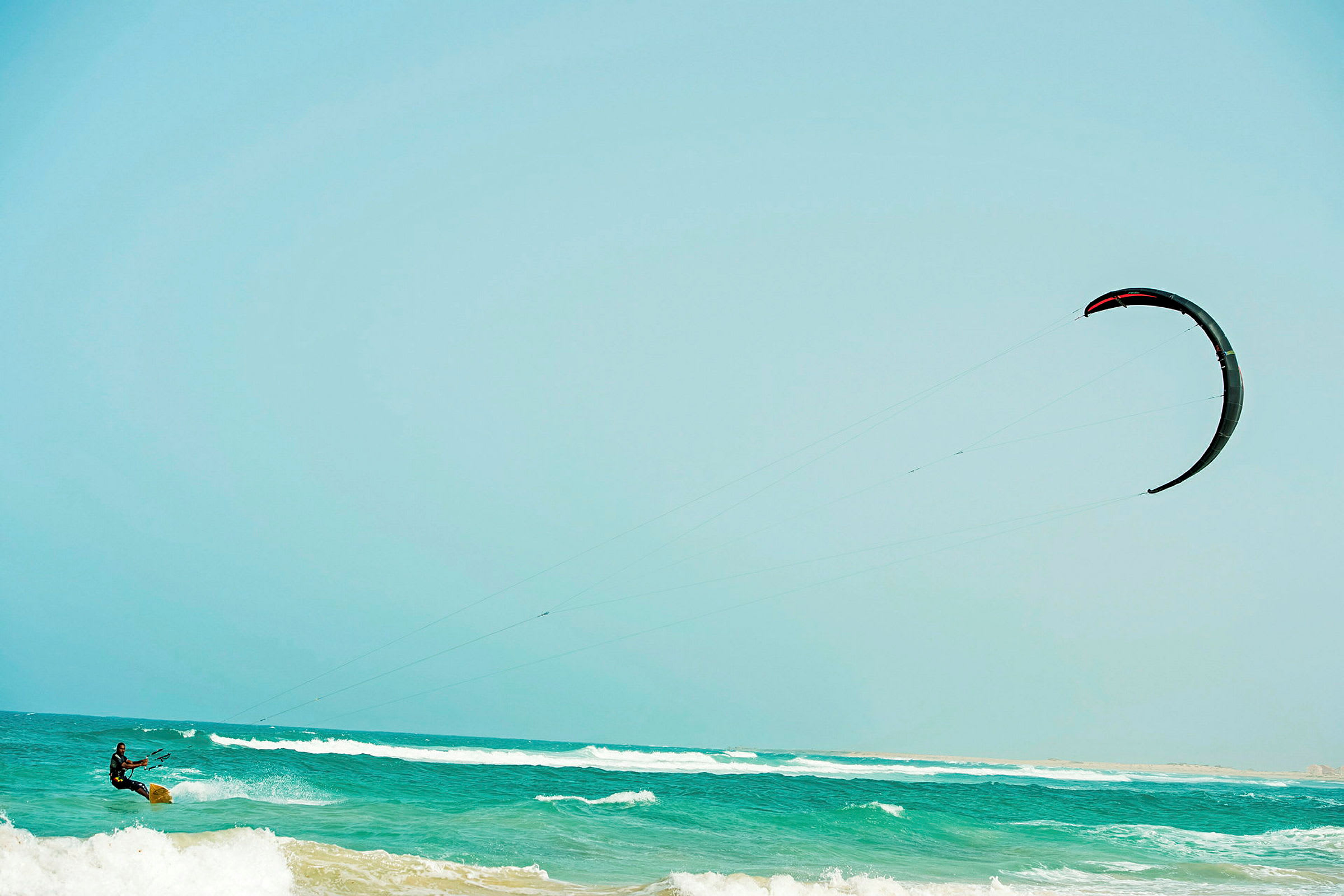 Person, der kite-surfer på havet. (AI-genereret tekst)