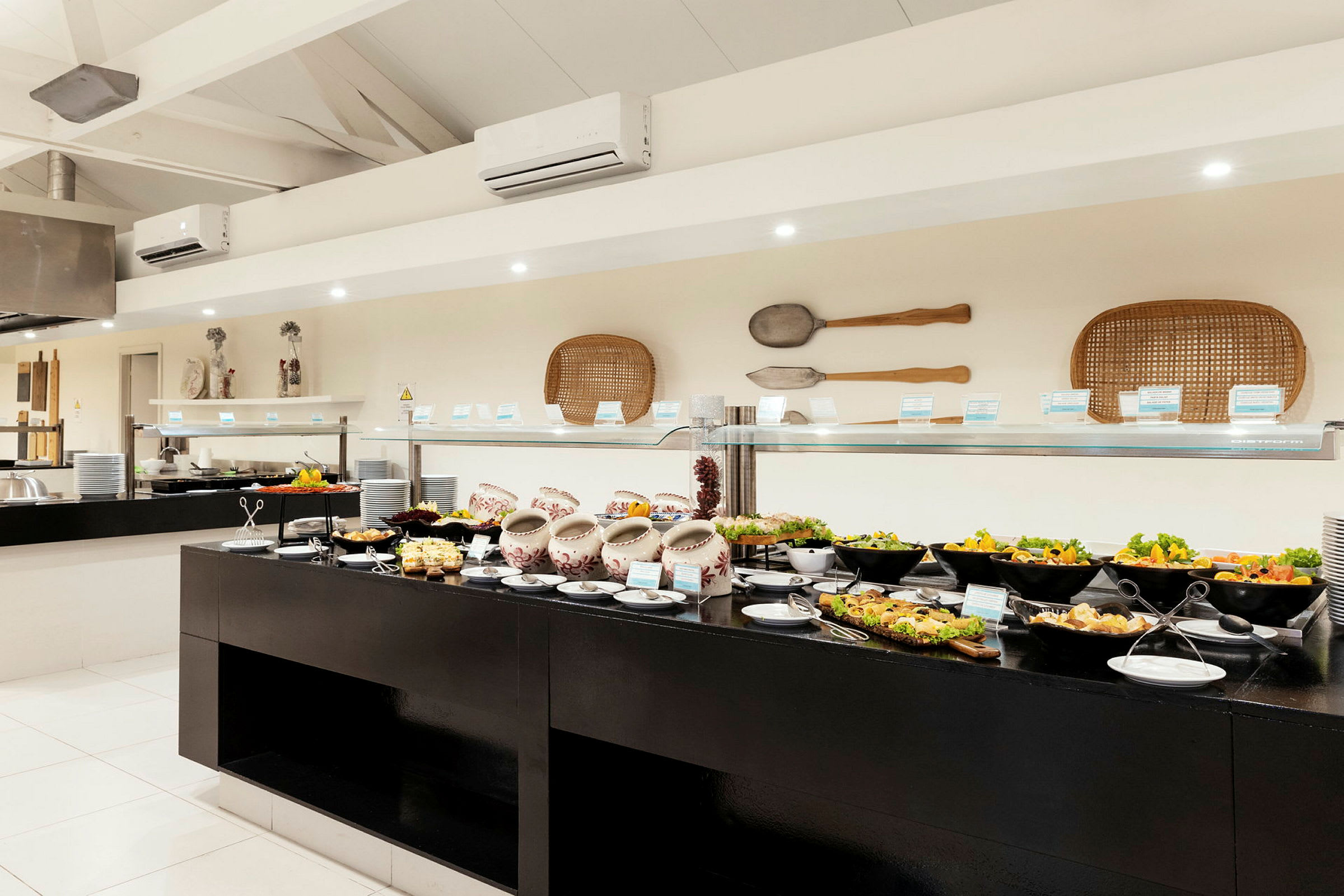Buffet med forskellige retter og serveringsfade. (AI-genereret tekst)