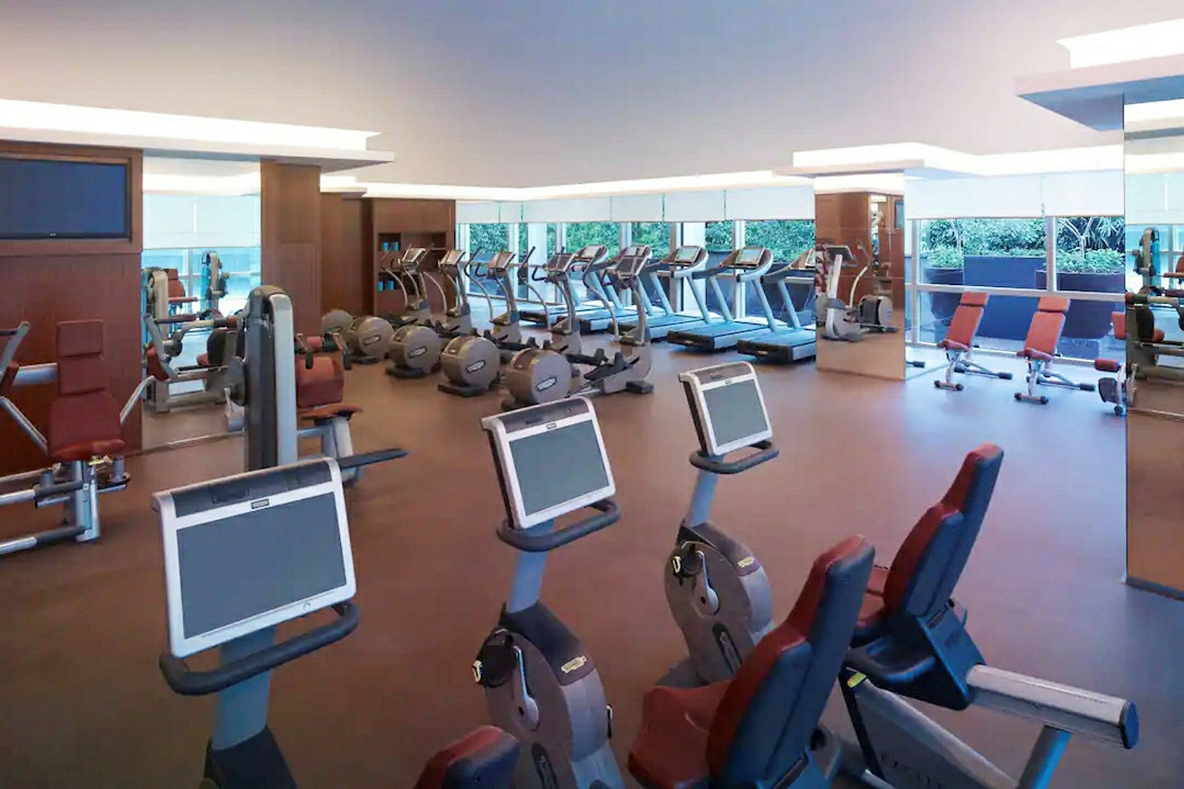 Et fitnesscenter med flere træningsmaskiner såsom løbebånd, motionscykler og styrketræningsudstyr. (AI-genereret tekst)