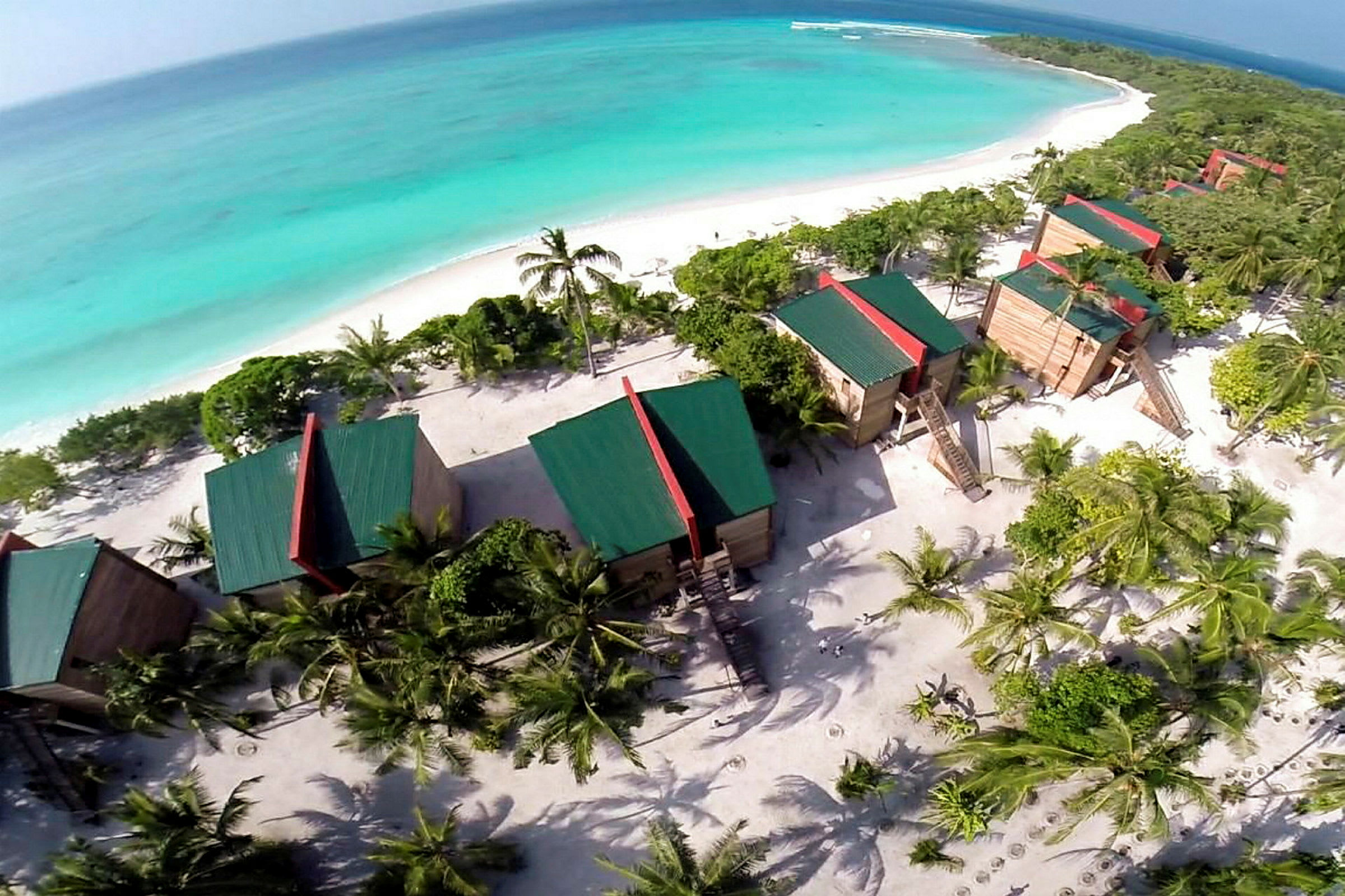 Luftfoto af resort ved stranden med havet i baggrunden. (AI-genereret tekst)