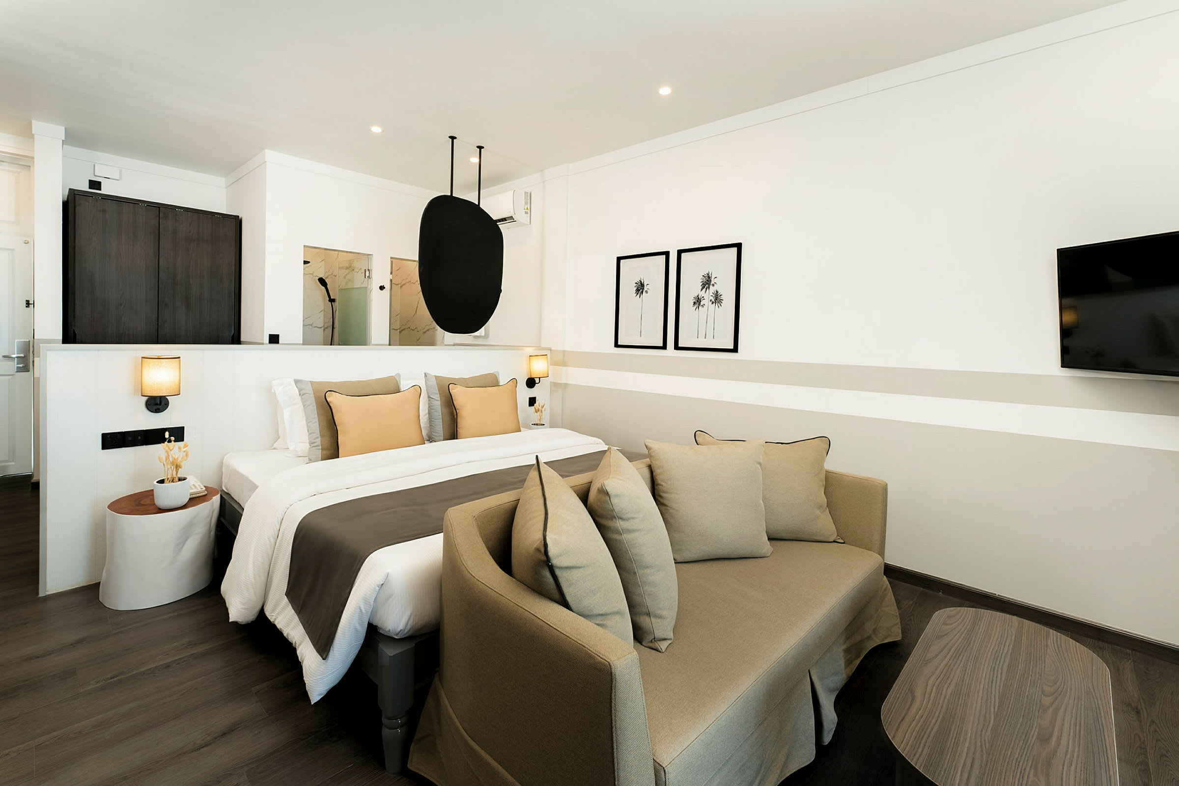 Moderne hotelværelse med soveplads og siddeområde. (AI-genereret tekst)