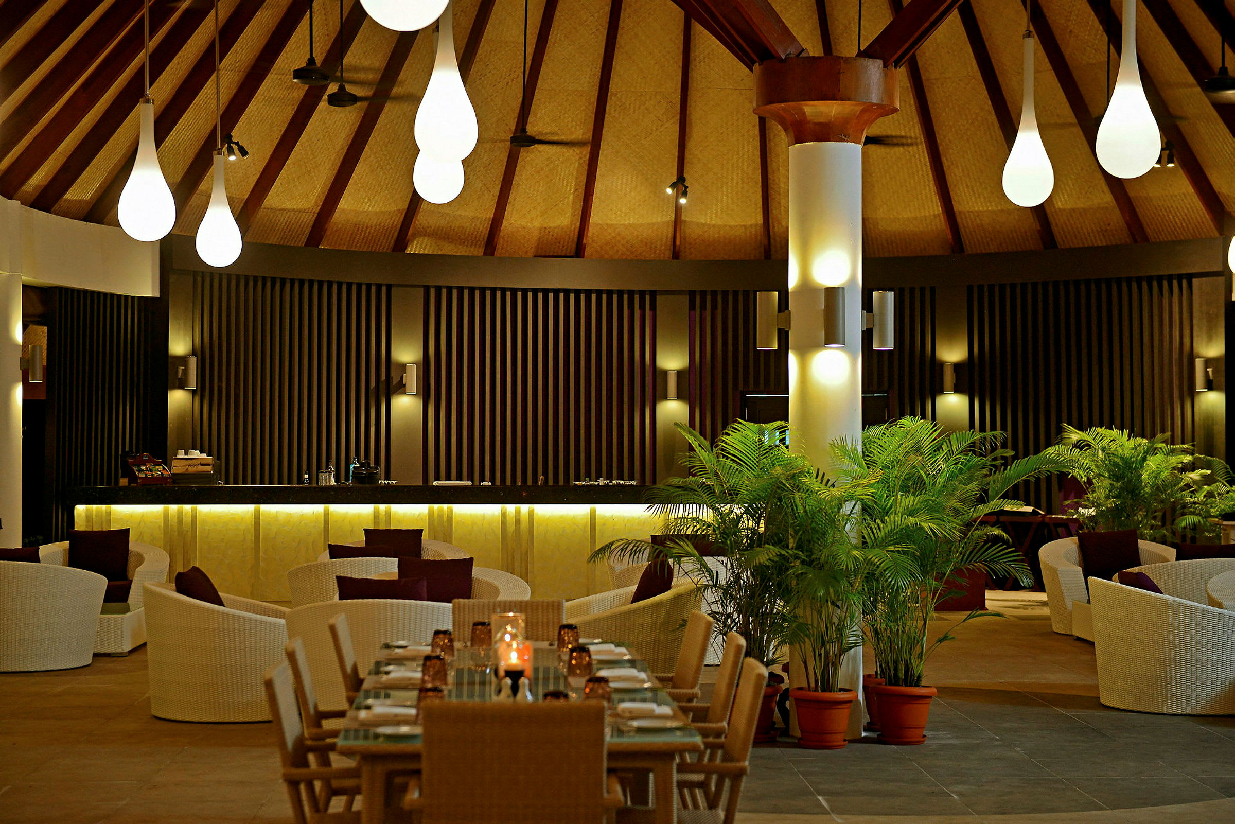 En restaurant med moderne indretning, stole og borde samt hængende lamper. (AI-genereret tekst)