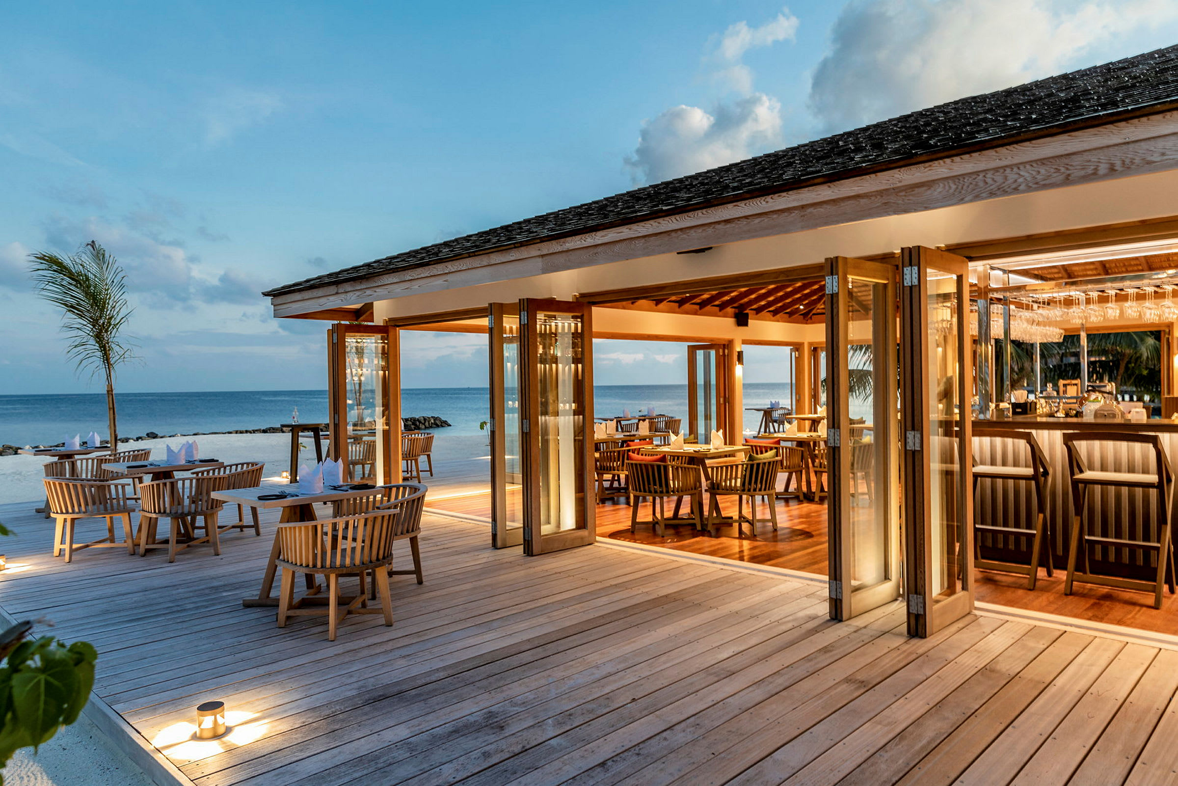 En restaurant ved stranden med udsigt over havet. (AI-genereret tekst)